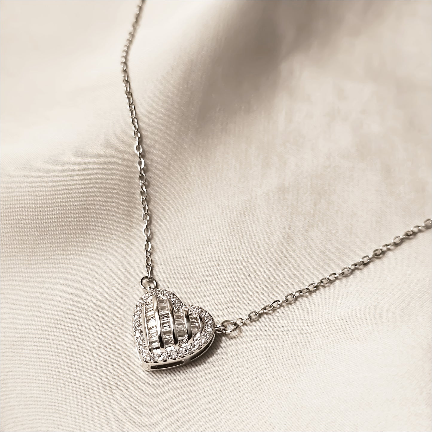 luxury And Charming Heart Style Pendant