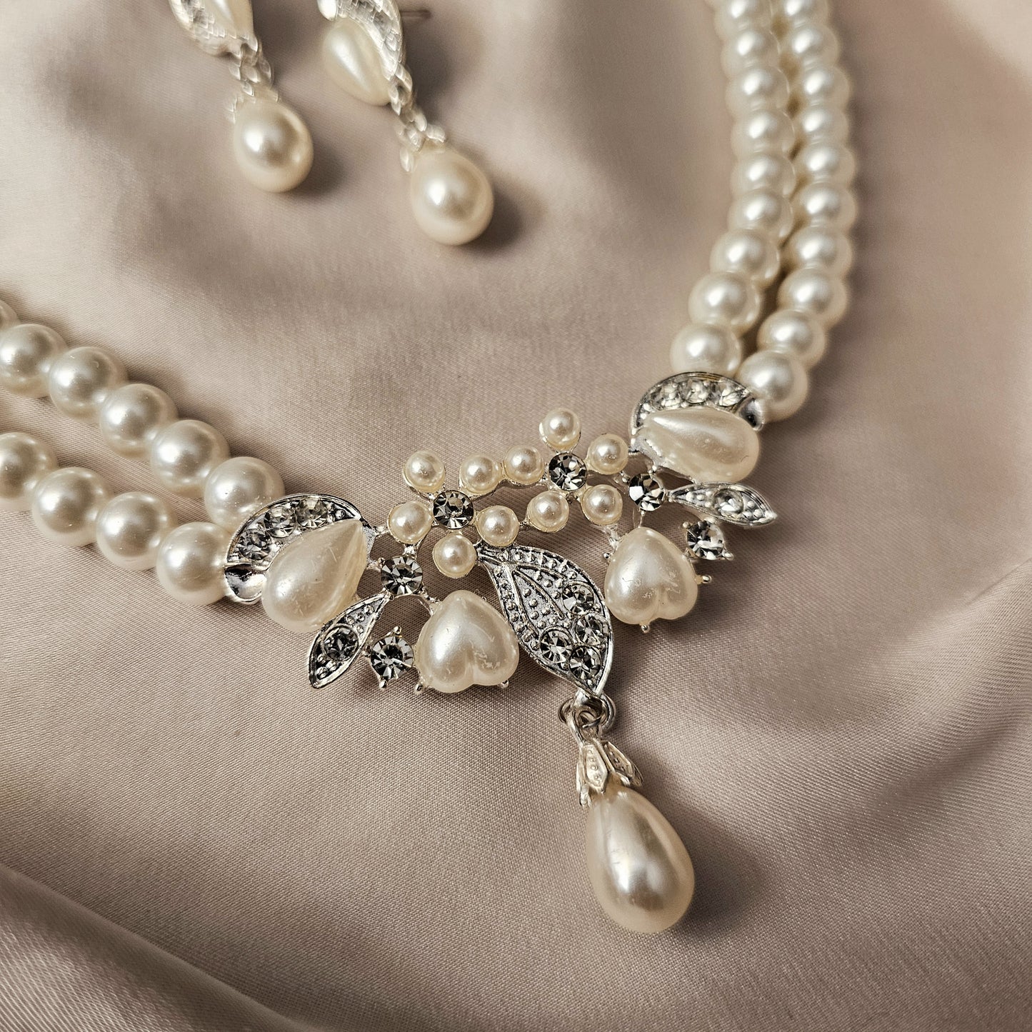 Luxury White Color Inlaid Crystal Glass Imitation Pearl Necklace