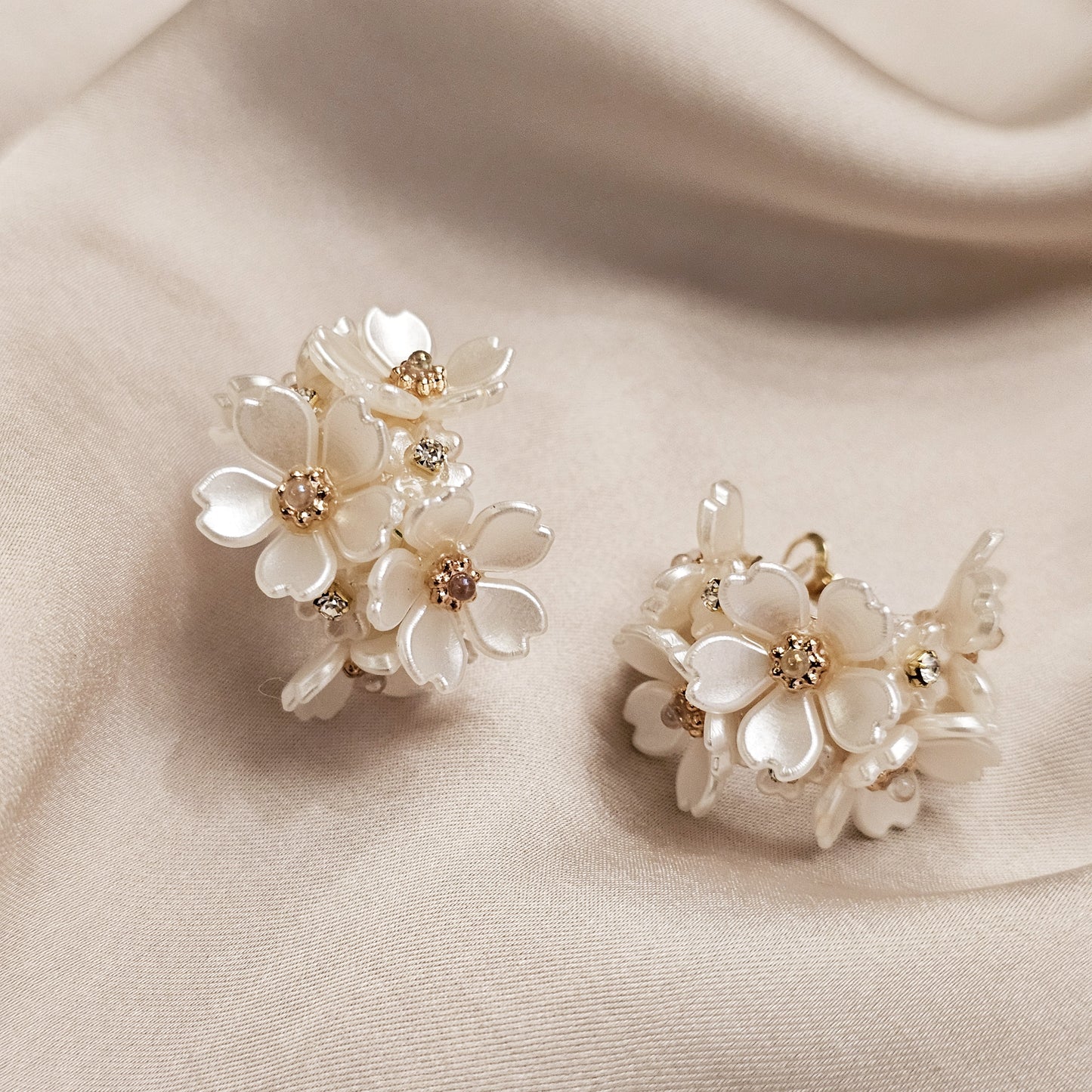Delicate Shining White Flower Circle Earrings