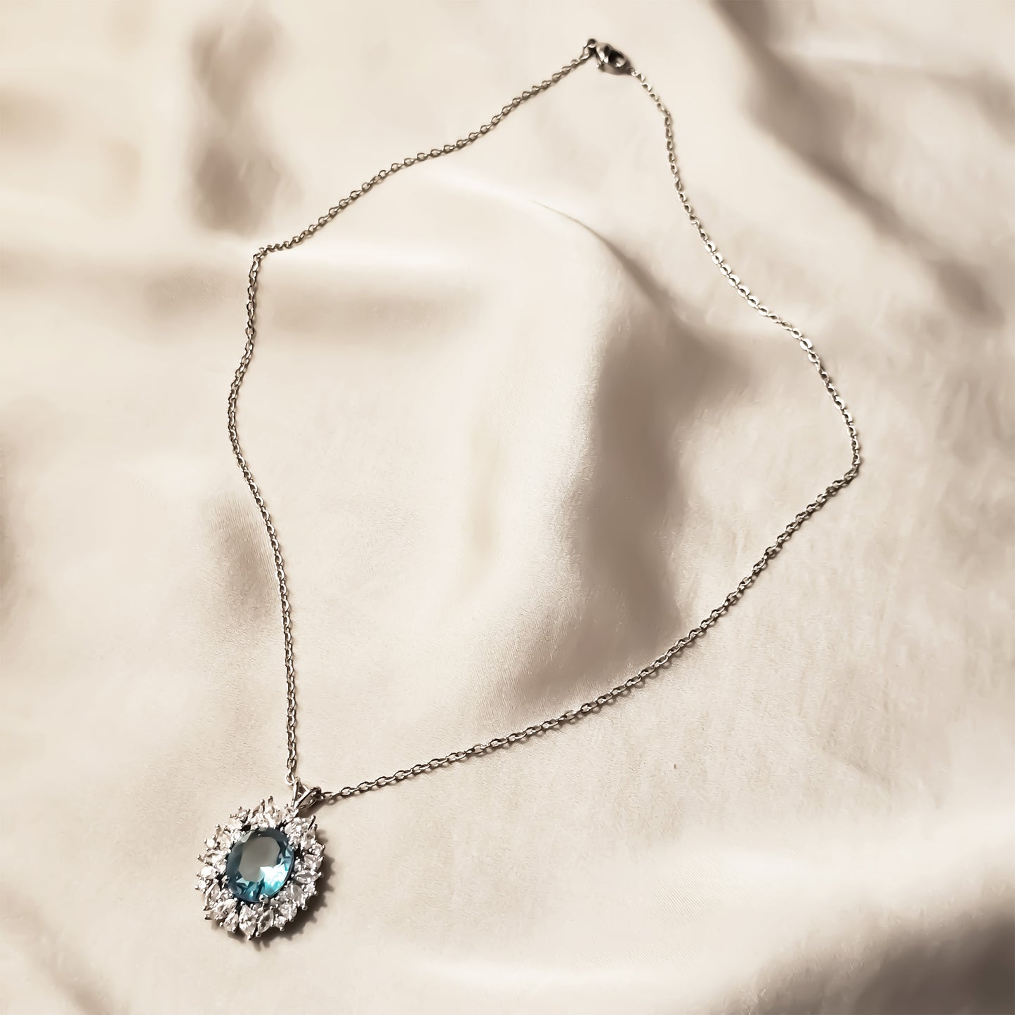 Sparkling Geometric Flower Blue Pendant