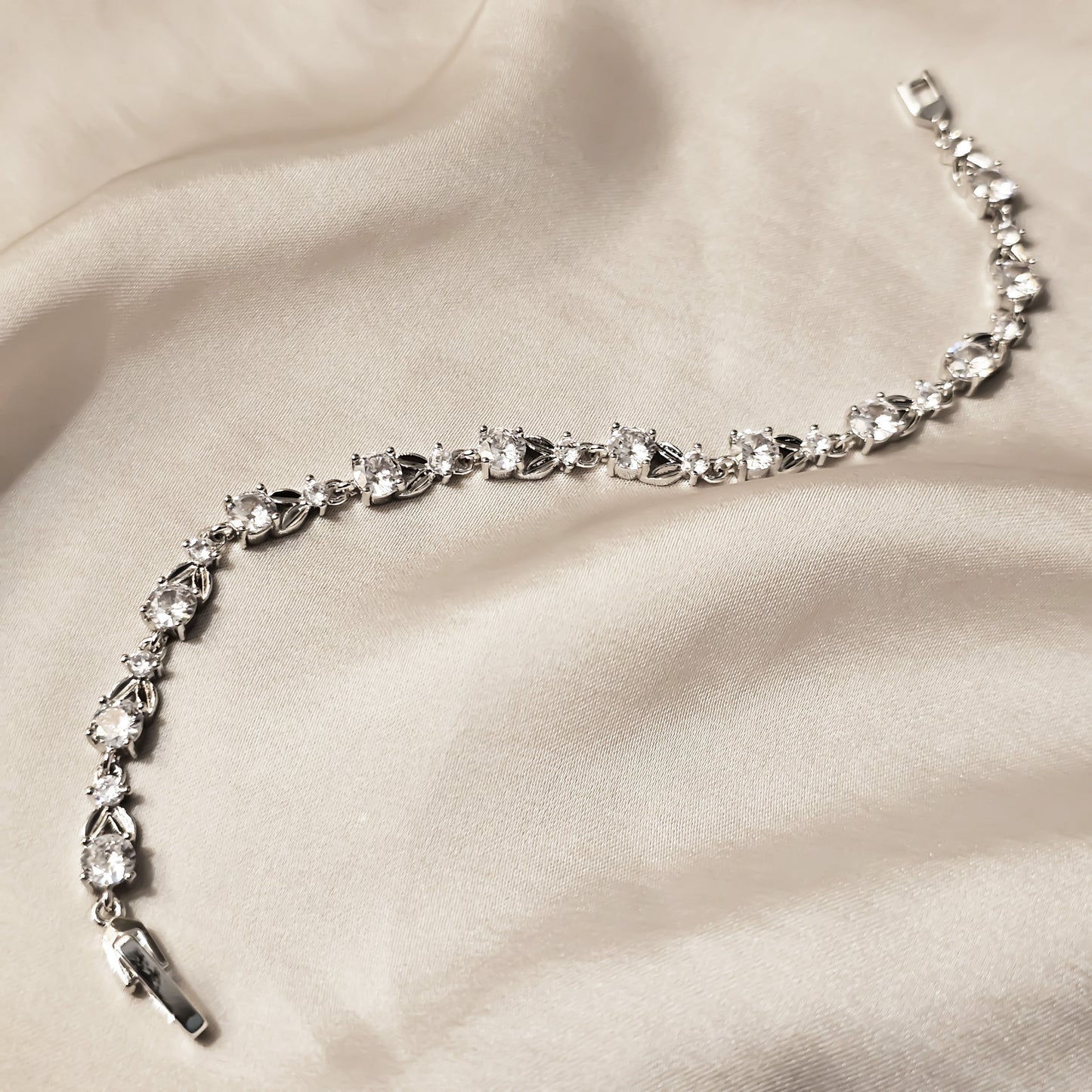 Adorable Delicate Round Flower Silver Bracelet