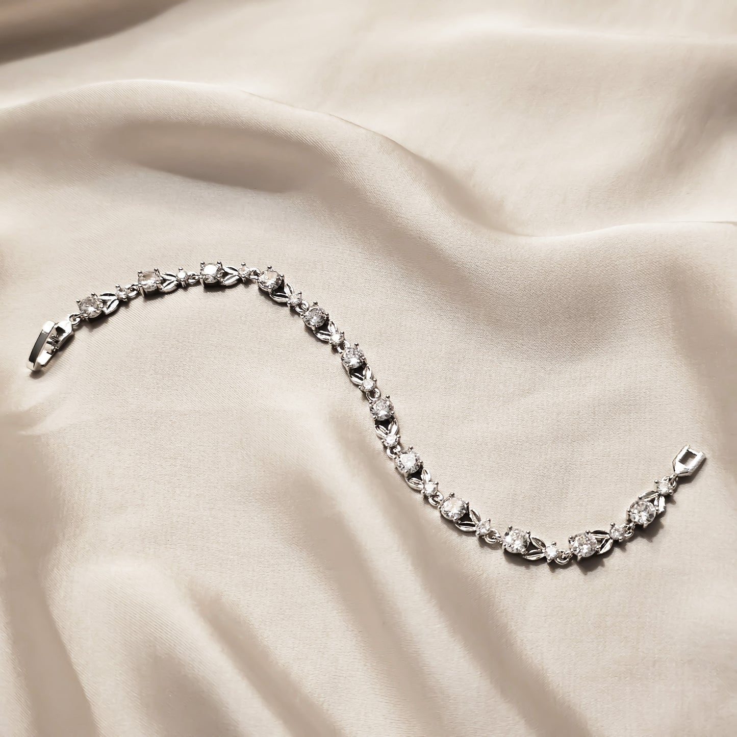 Adorable Delicate Round Flower Silver Bracelet