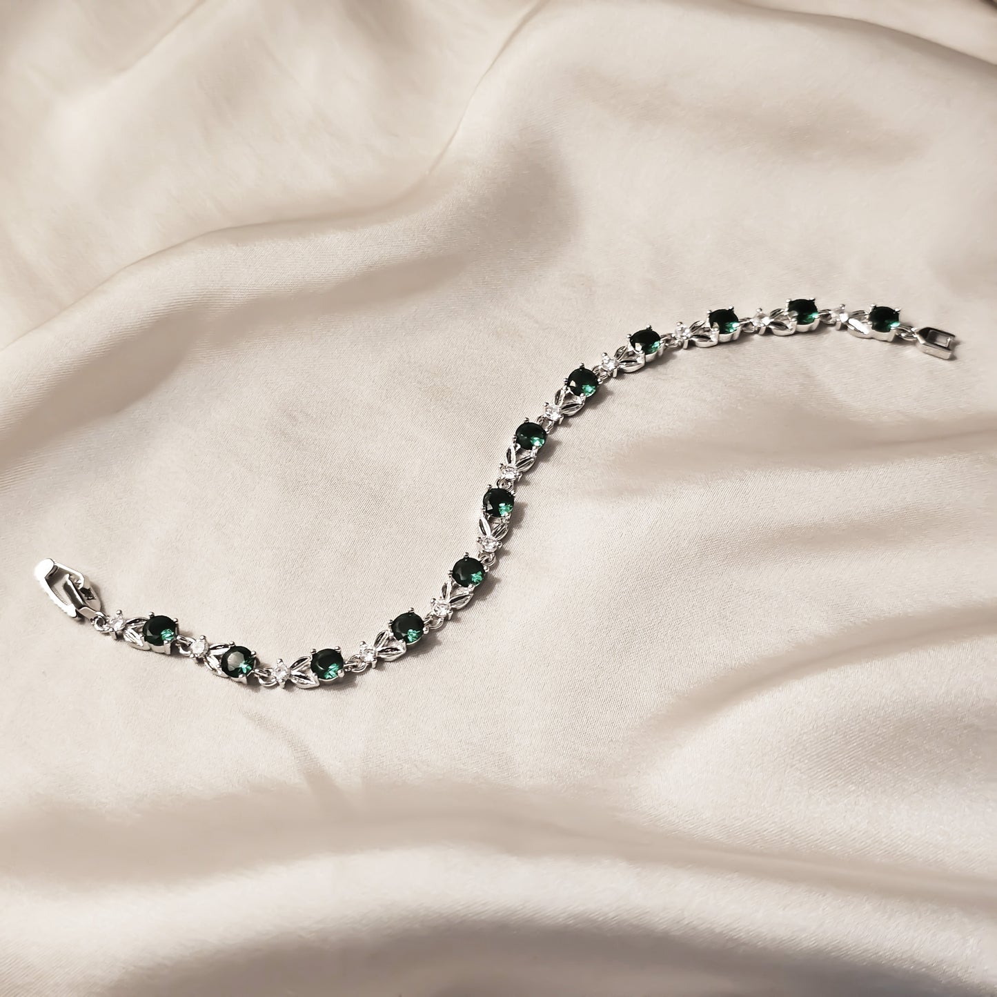 Adorable Delicate Round Flower Green Bracelet