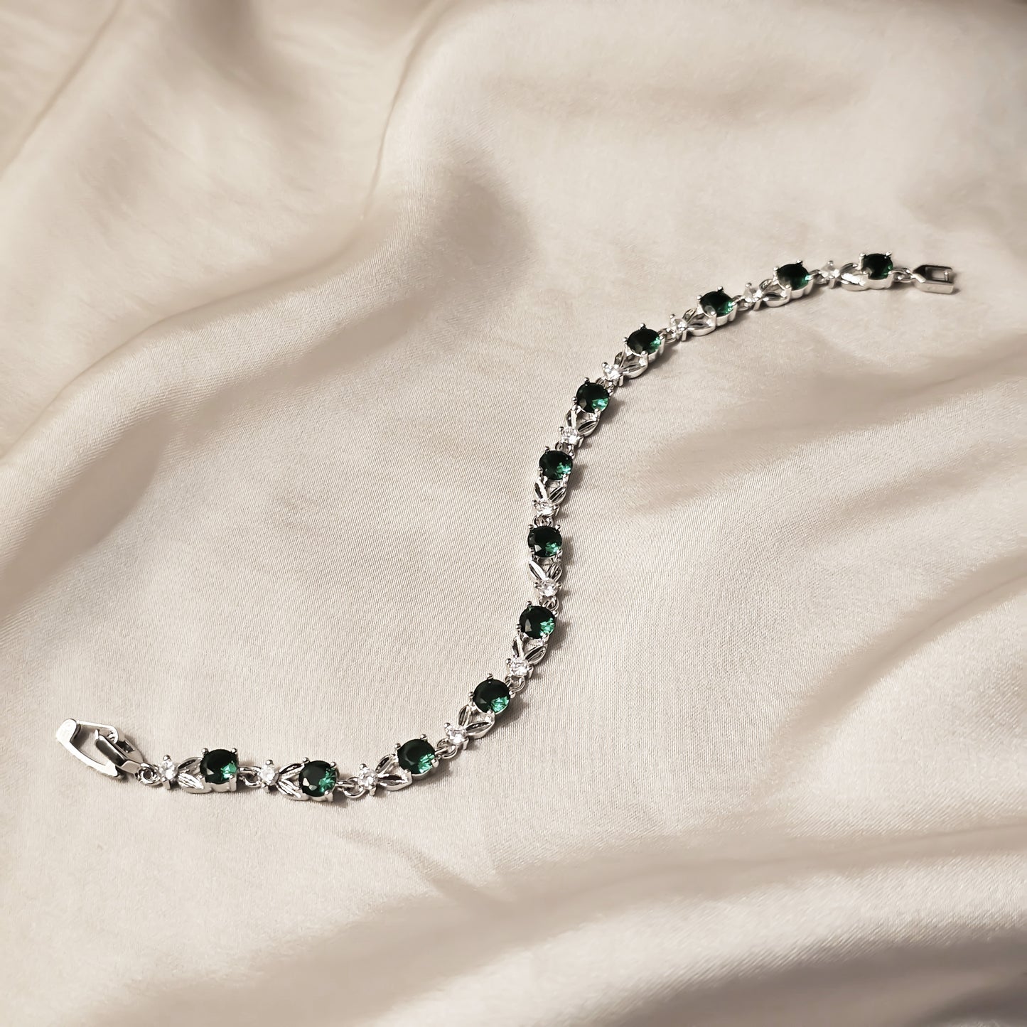 Adorable Delicate Round Flower Green Bracelet