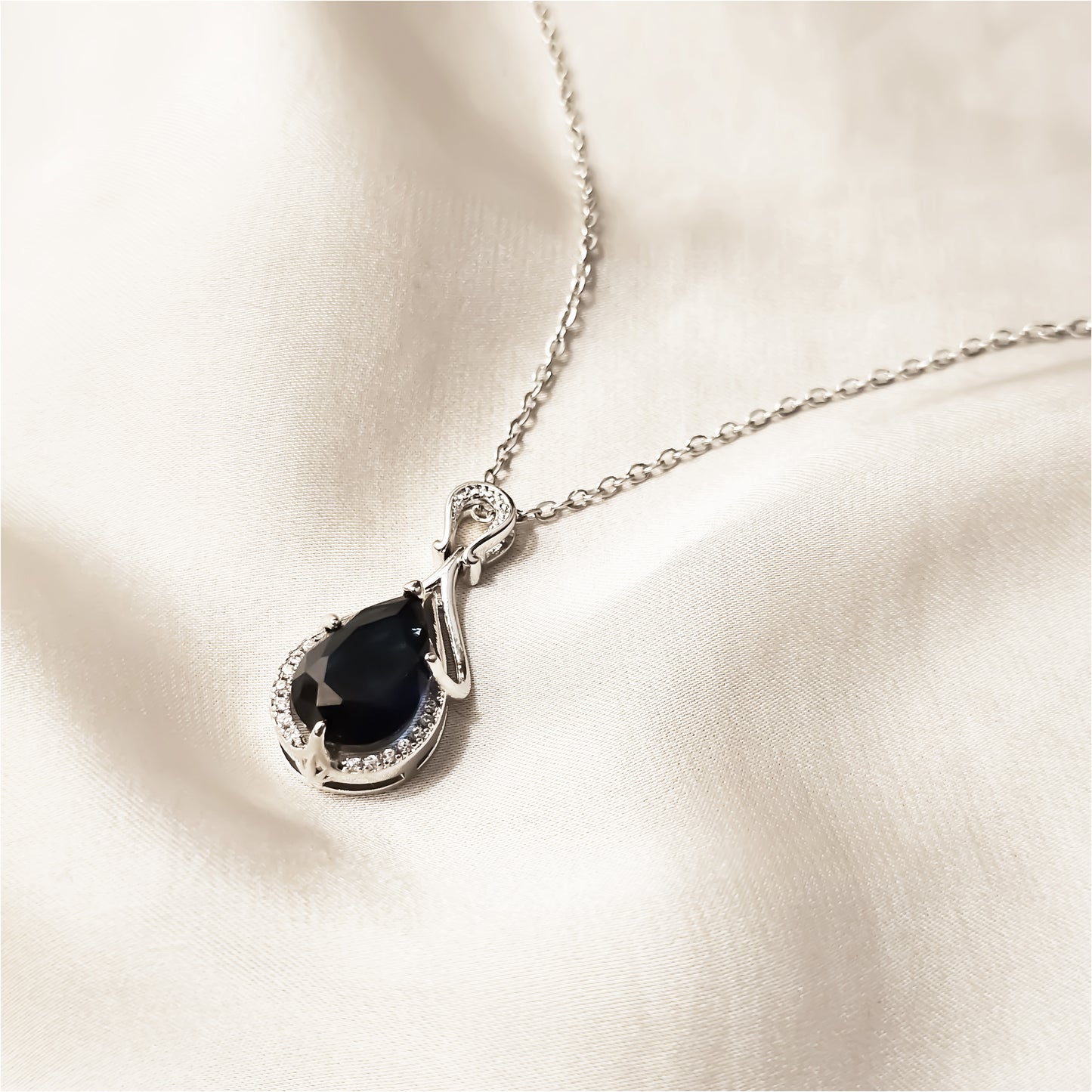 Dlicate Glamorous Blue Drop Pendant