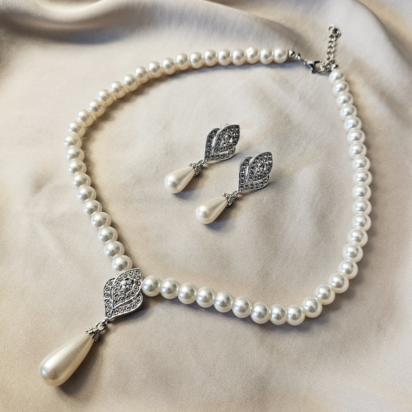 New Style of Beach-Inspired Minimalist Faux Pearl Necklace