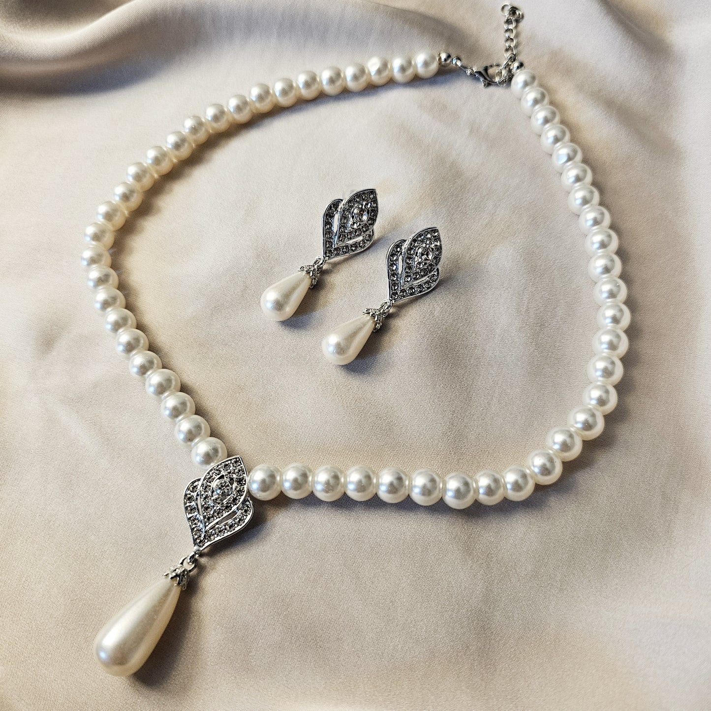 New Style of Beach-Inspired Minimalist Faux Pearl Necklace