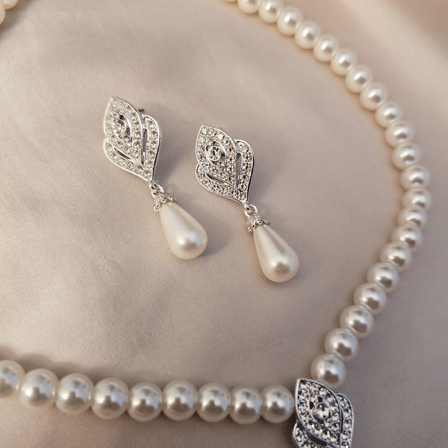 New Style of Beach-Inspired Minimalist Faux Pearl Necklace