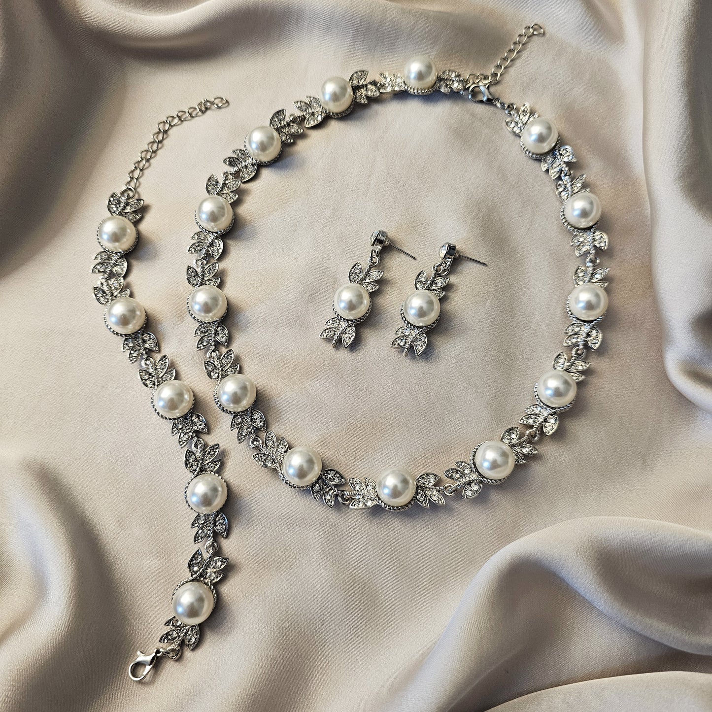 Luxurious Silver-Tone Faux Pearl & Rhinestone Flower-Shaped Jewelry Set with Braclet