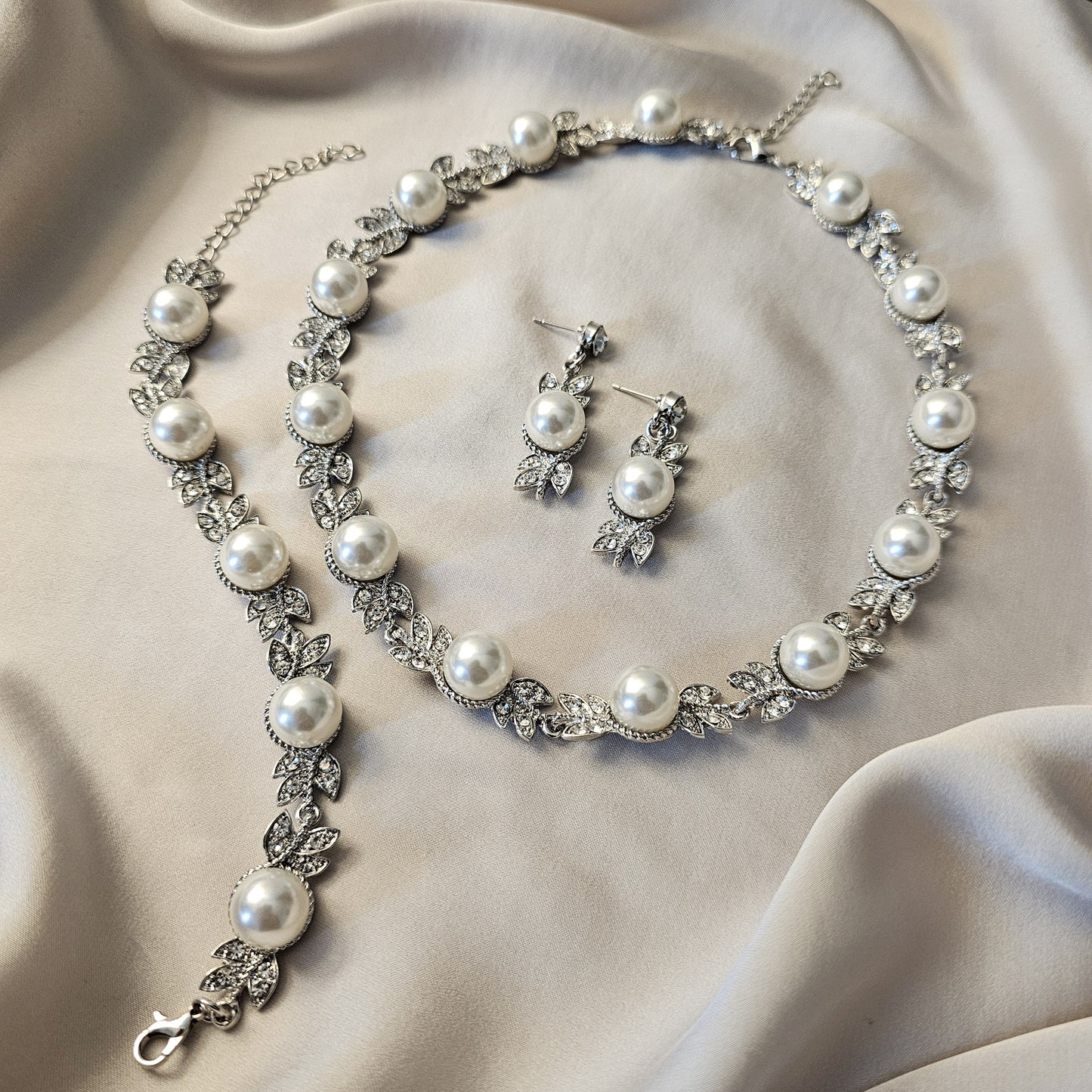 Luxurious Silver-Tone Faux Pearl & Rhinestone Flower-Shaped Jewelry Set with Braclet