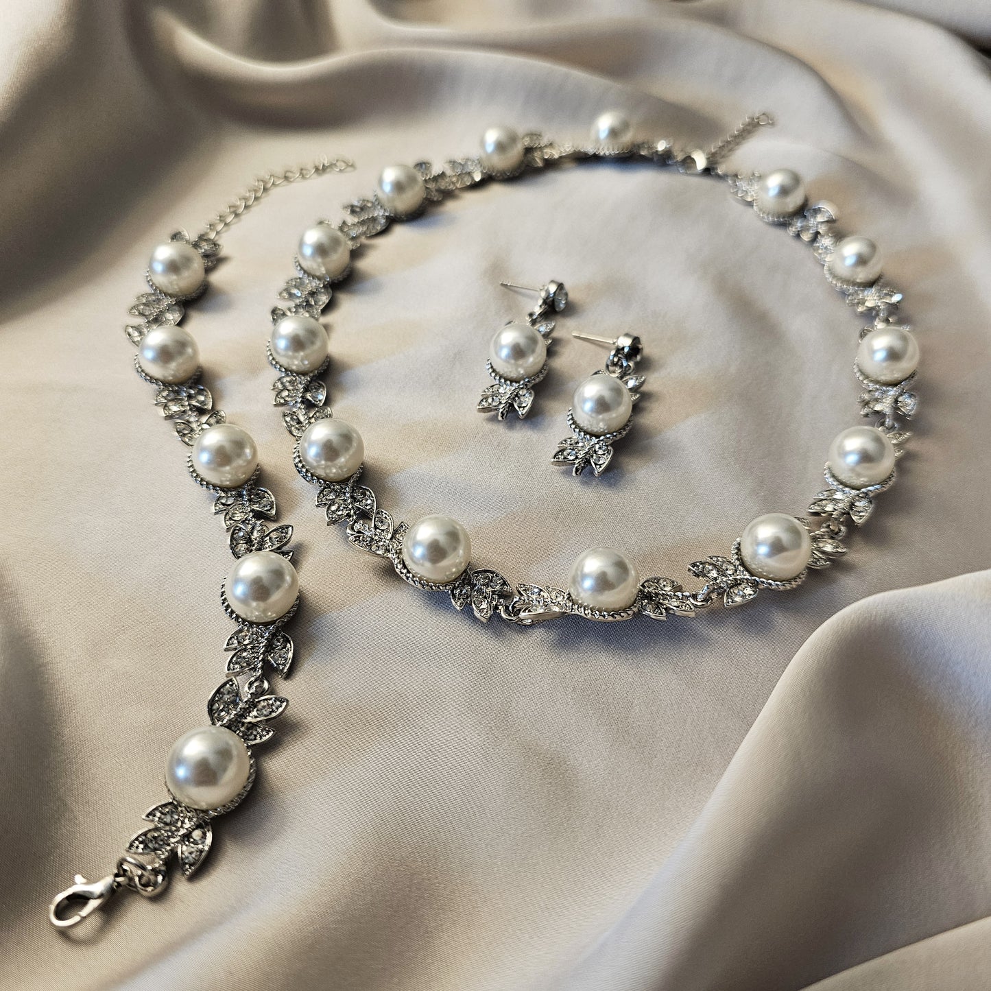 Luxurious Silver-Tone Faux Pearl & Rhinestone Flower-Shaped Jewelry Set with Braclet