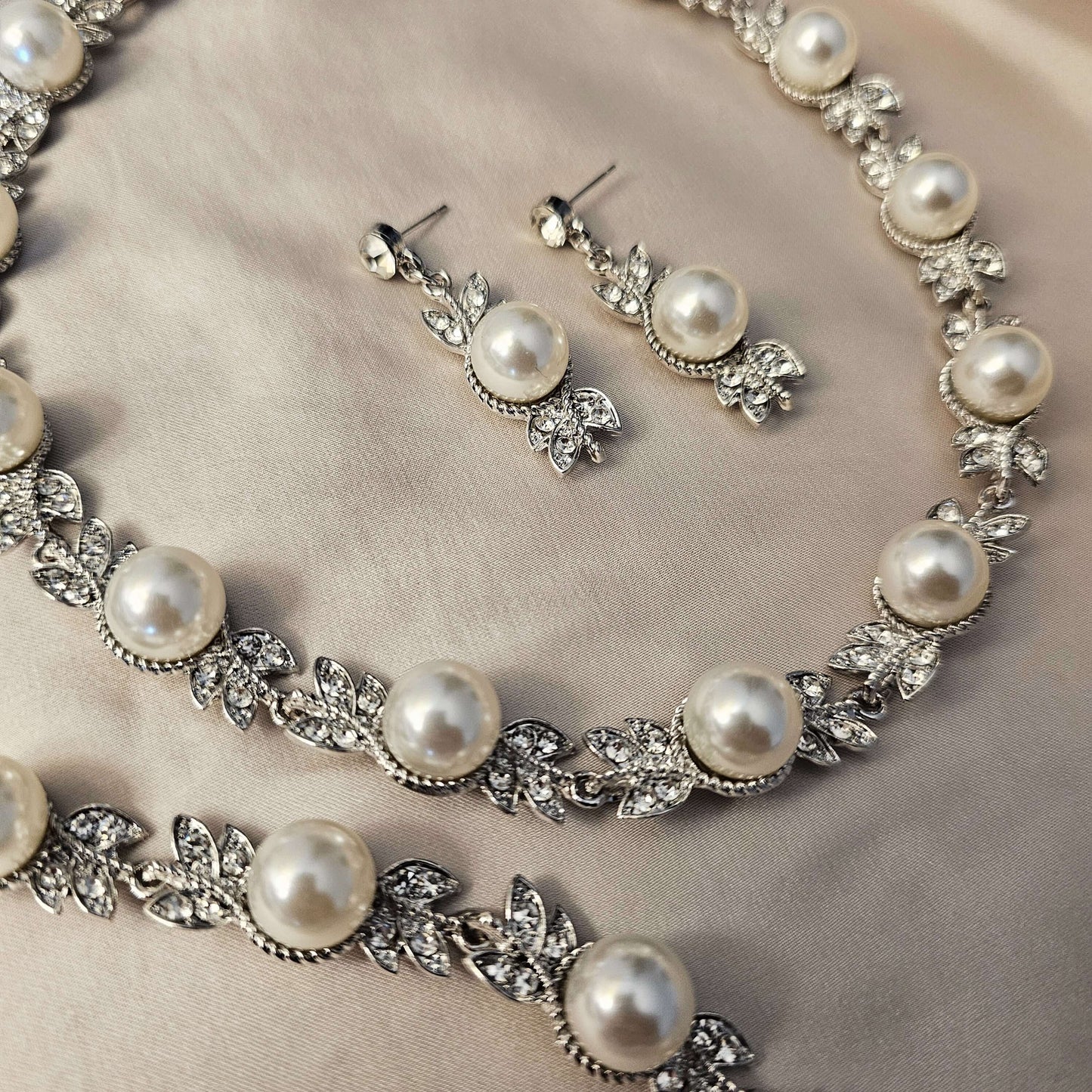 Luxurious Silver-Tone Faux Pearl & Rhinestone Flower-Shaped Jewelry Set with Braclet