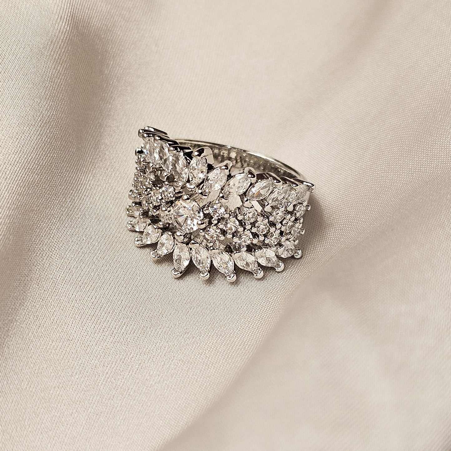 Gorgeous Finger with Shiny Zirconia Noble Party Ring