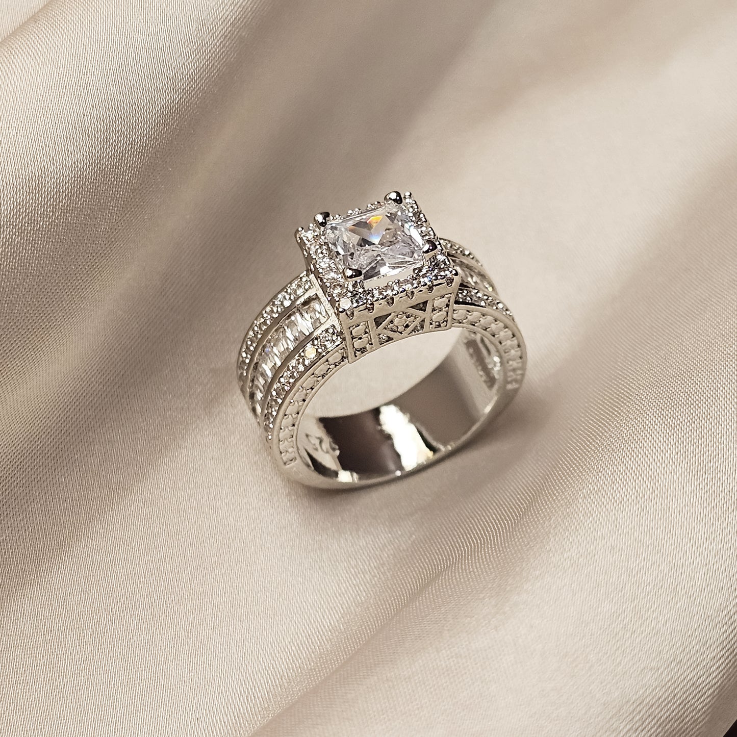 Cubic Zirconia Ring Ornamento