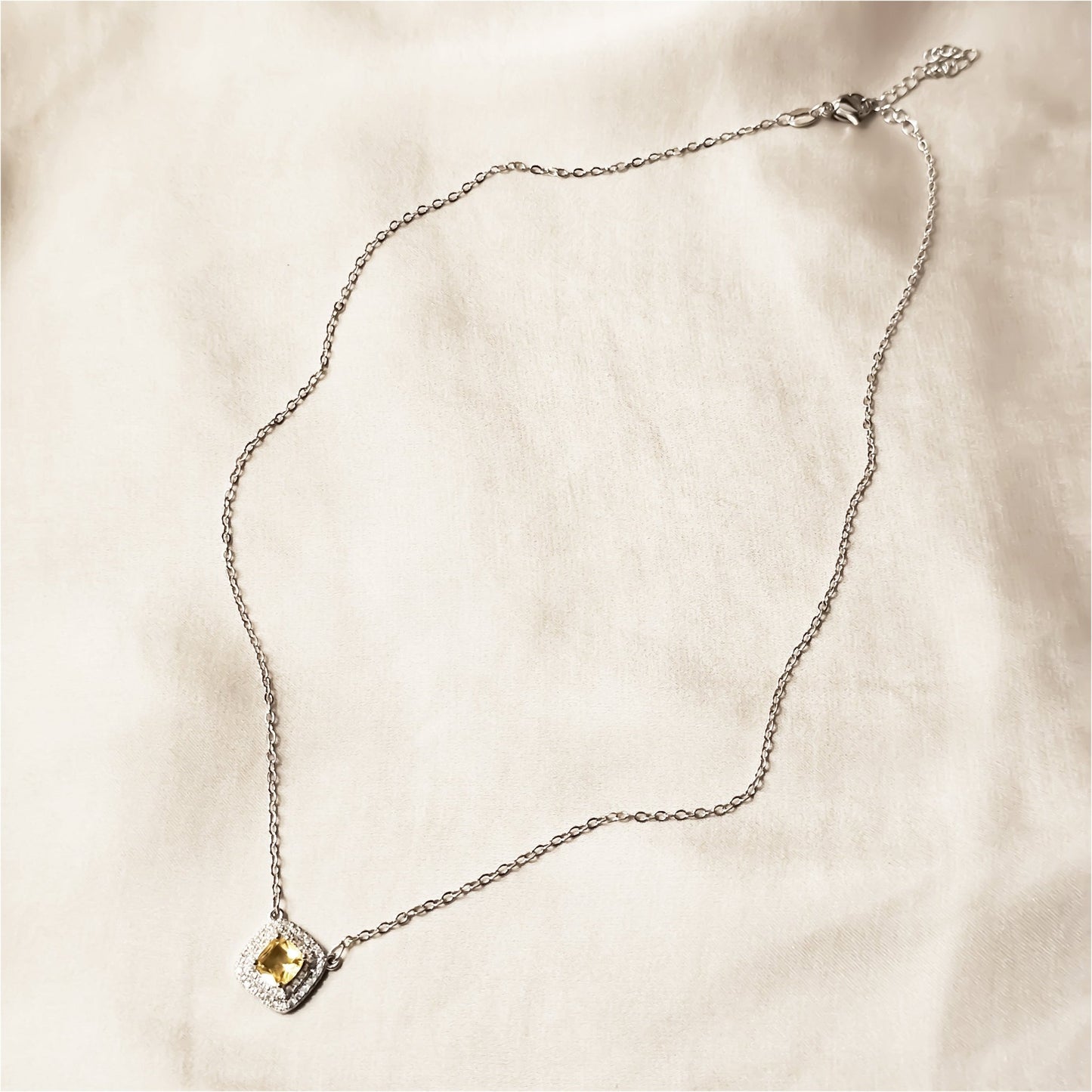 Regal Champagne Detailed Pendant - FAH Jewelry