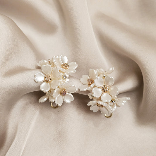 Delicate Shining White Flower Circle Earrings