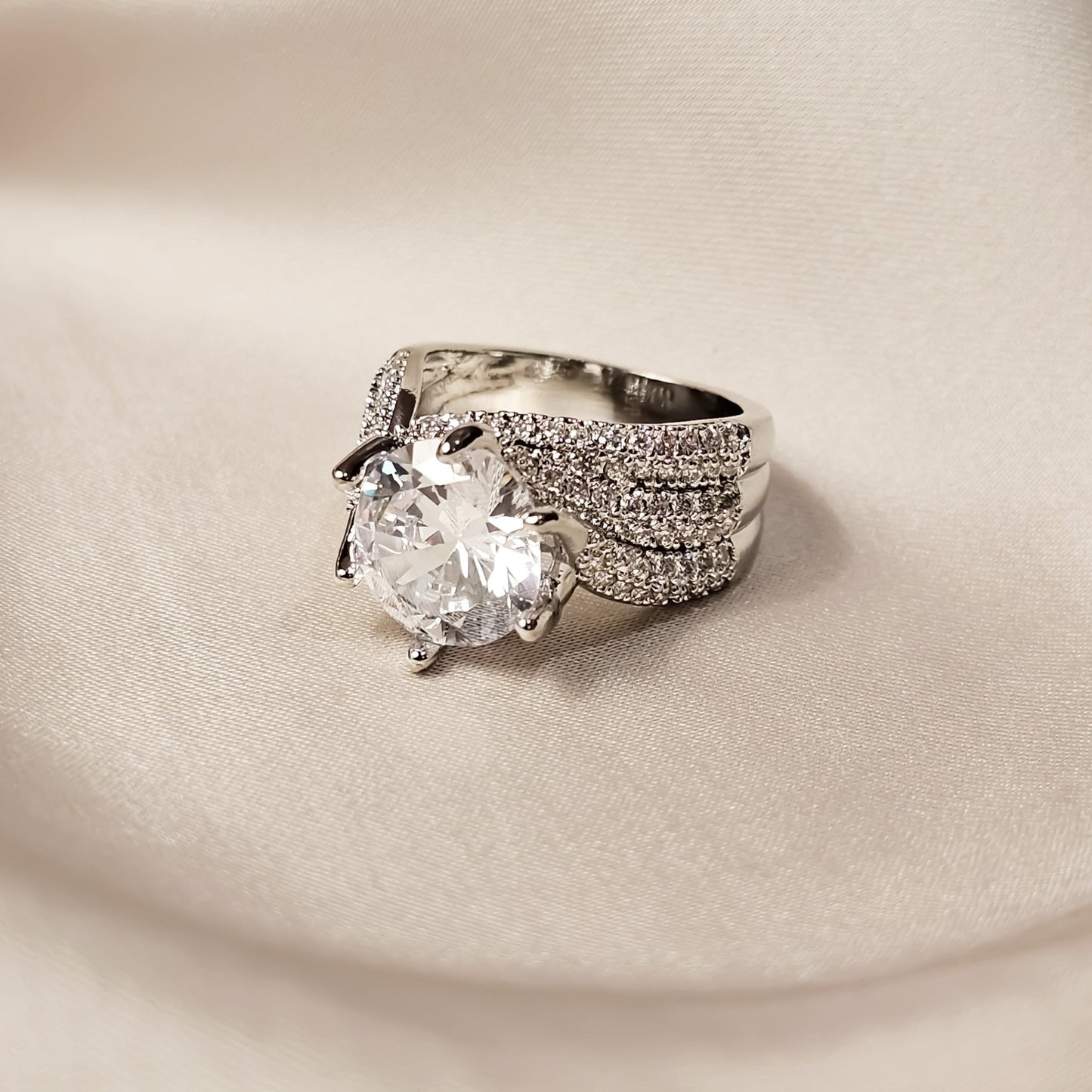 Appealing Luxury Halo Cubic Zirconia Ring - FAH Jewelry