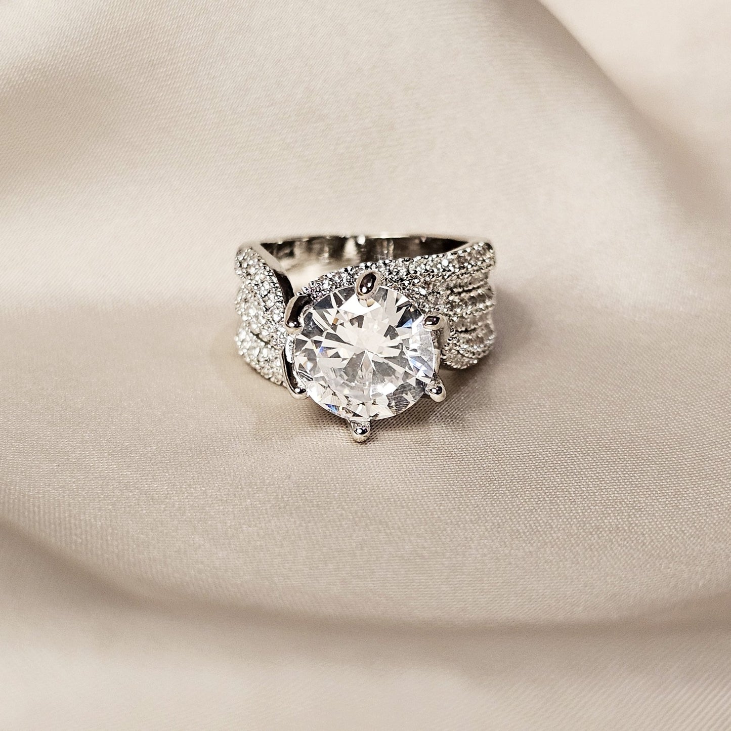 Appealing Luxury Halo Cubic Zirconia Ring - FAH Jewelry