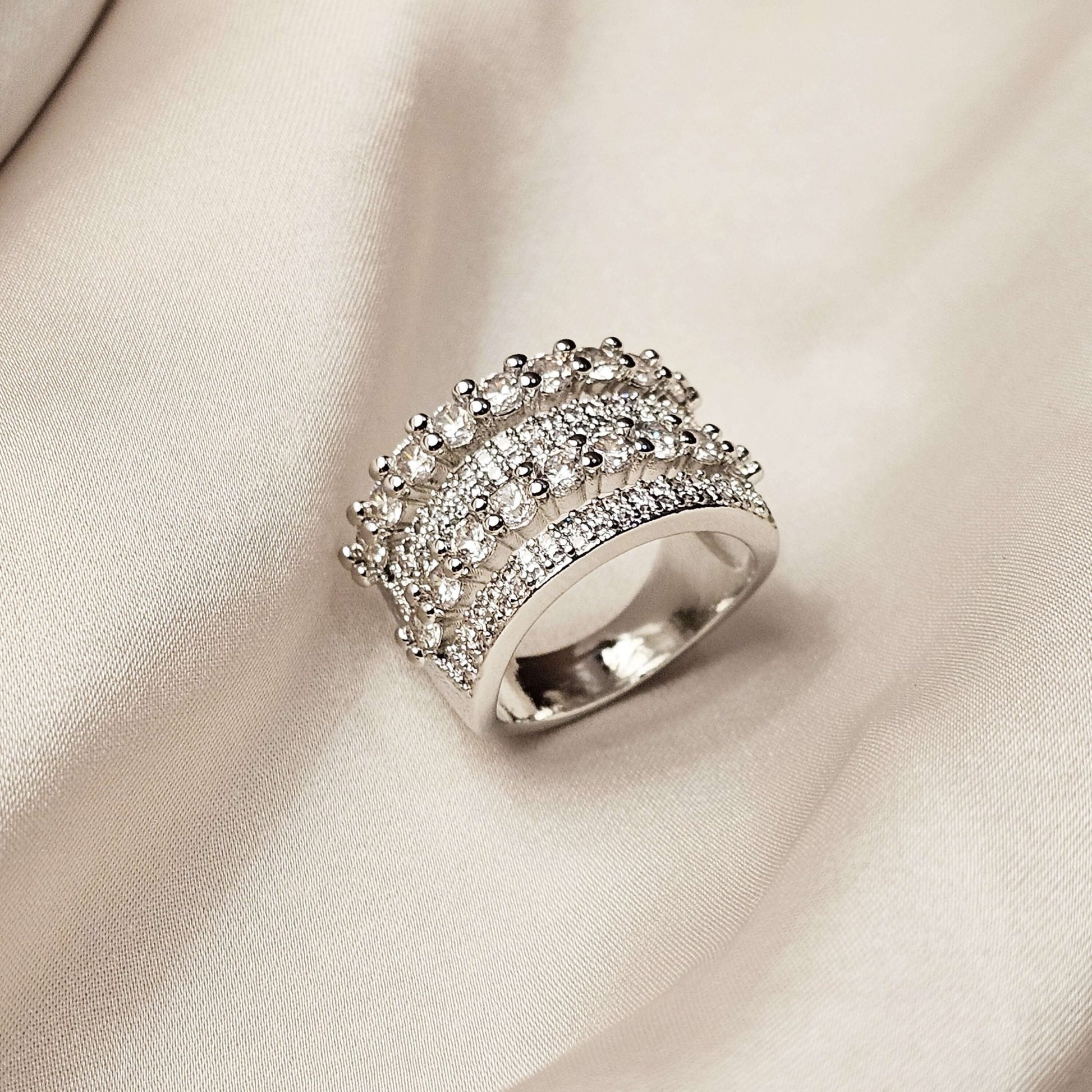 Chunky Band Inlaid Shiny Zircon Ring - FAH Jewelry