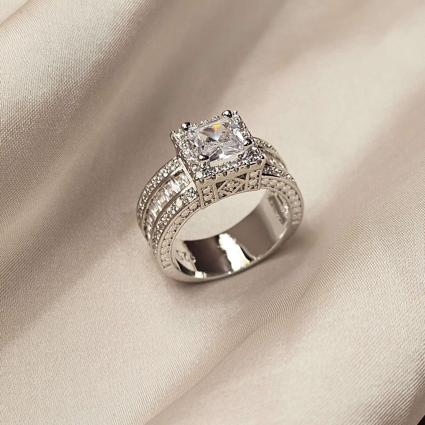 Cubic Zirconia Ring Ornamento - FAH Jewelry