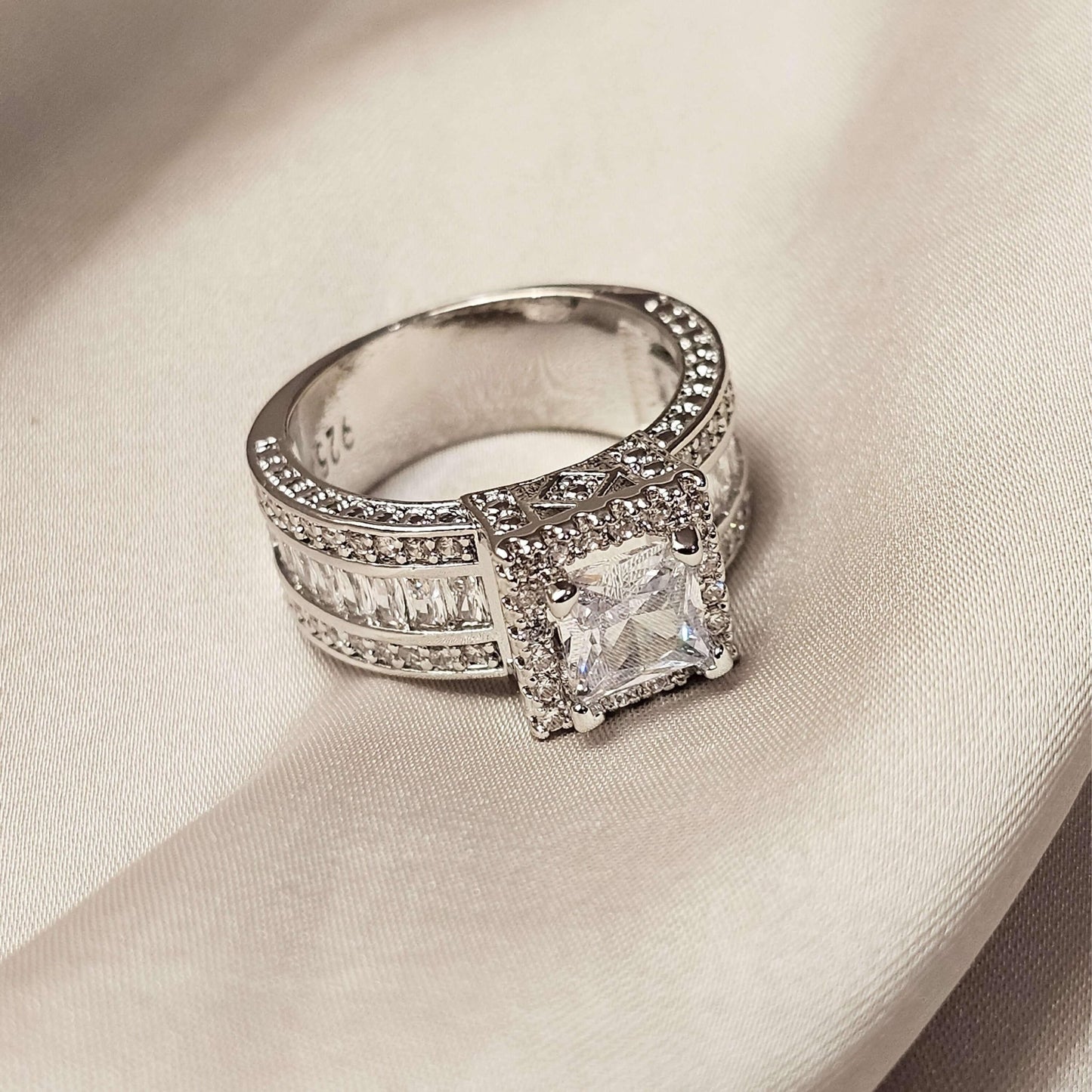 Cubic Zirconia Ring Ornamento - FAH Jewelry