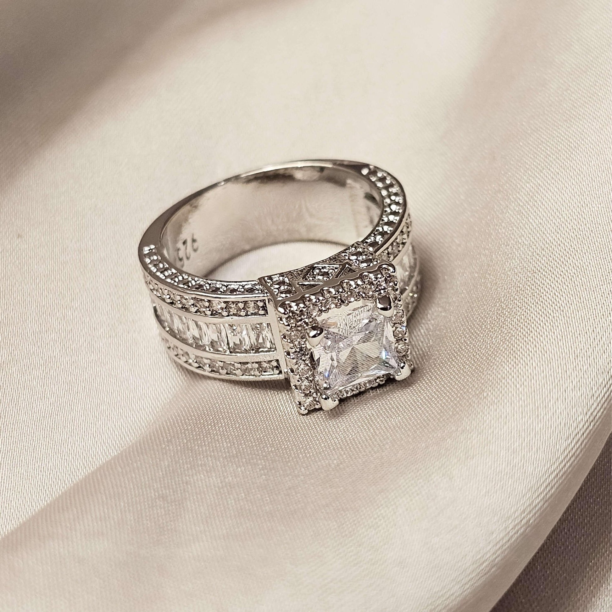 Cubic Zirconia Ring Ornamento - FAH Jewelry