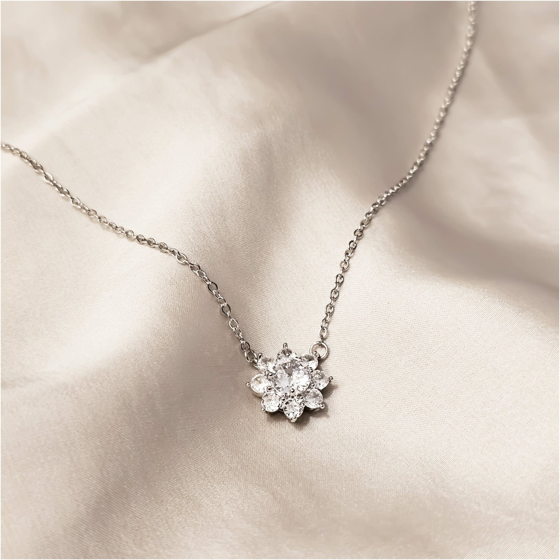 Delicate Flower Silver Pendant - FAH Jewelry