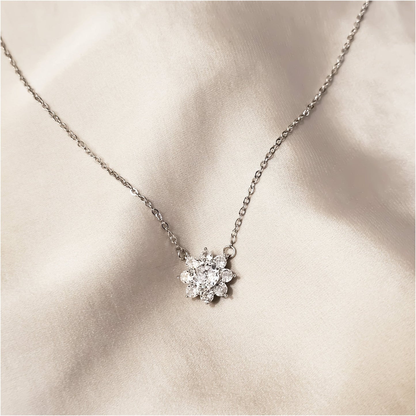 Delicate Flower Silver Pendant - FAH Jewelry