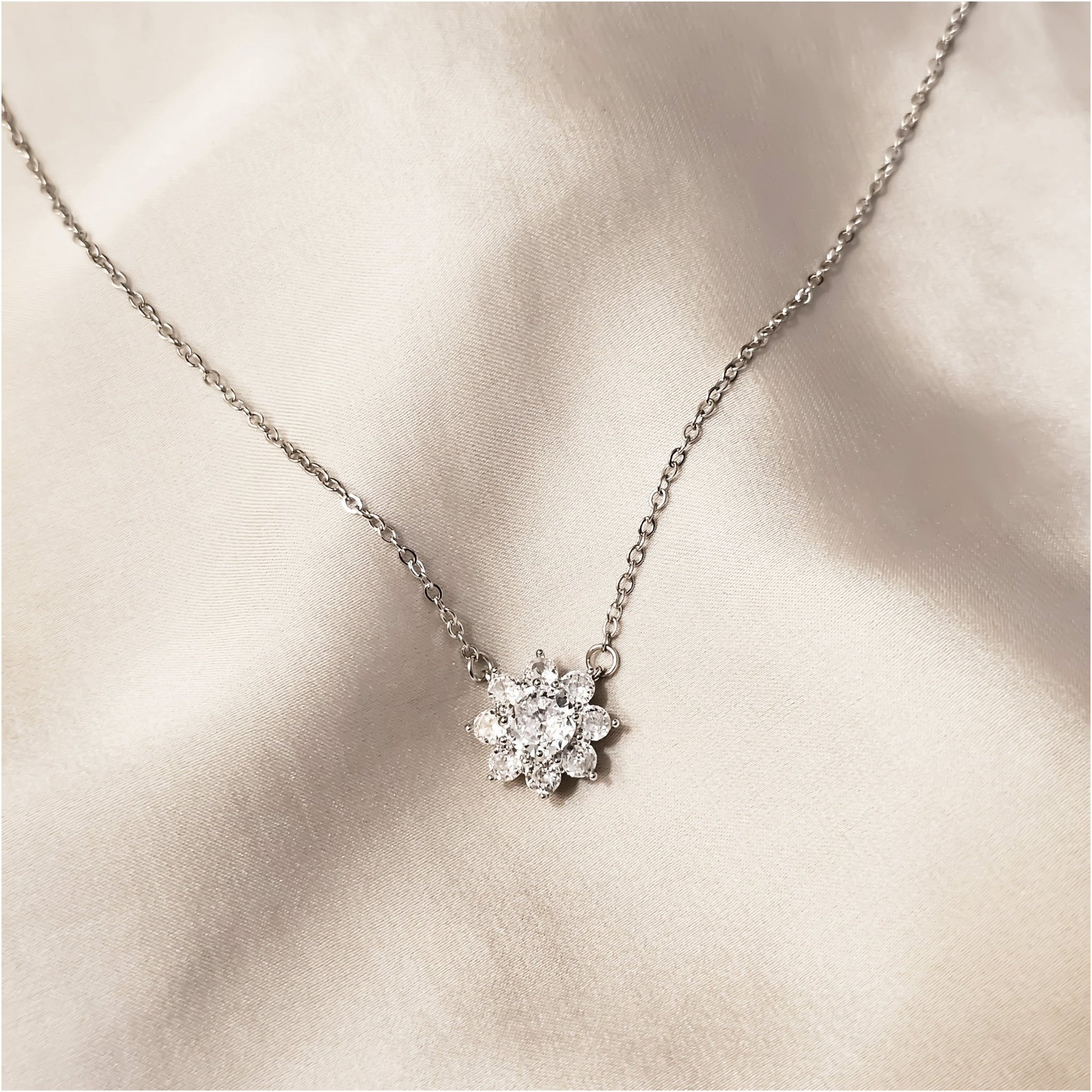 Delicate Flower Silver Pendant - FAH Jewelry