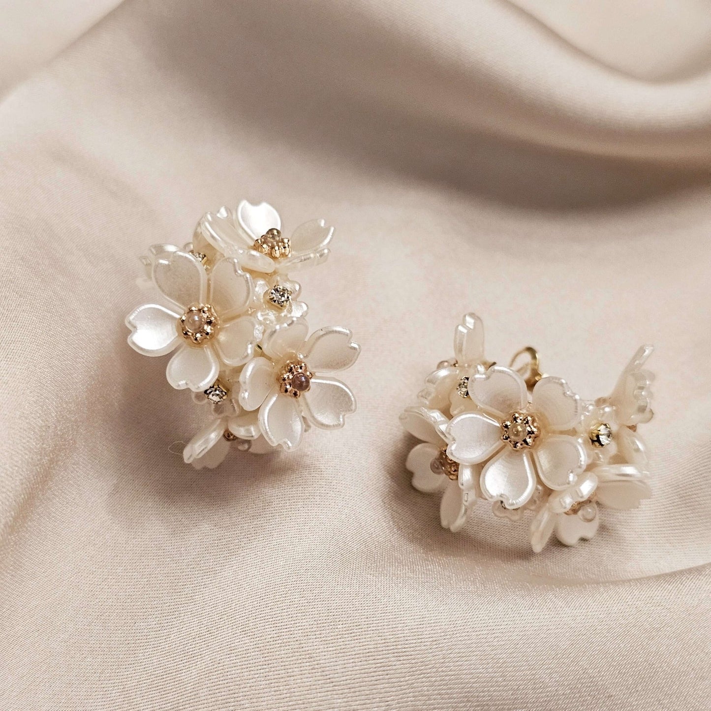 Delicate Shining White Flower Circle Earrings - FAH Jewelry