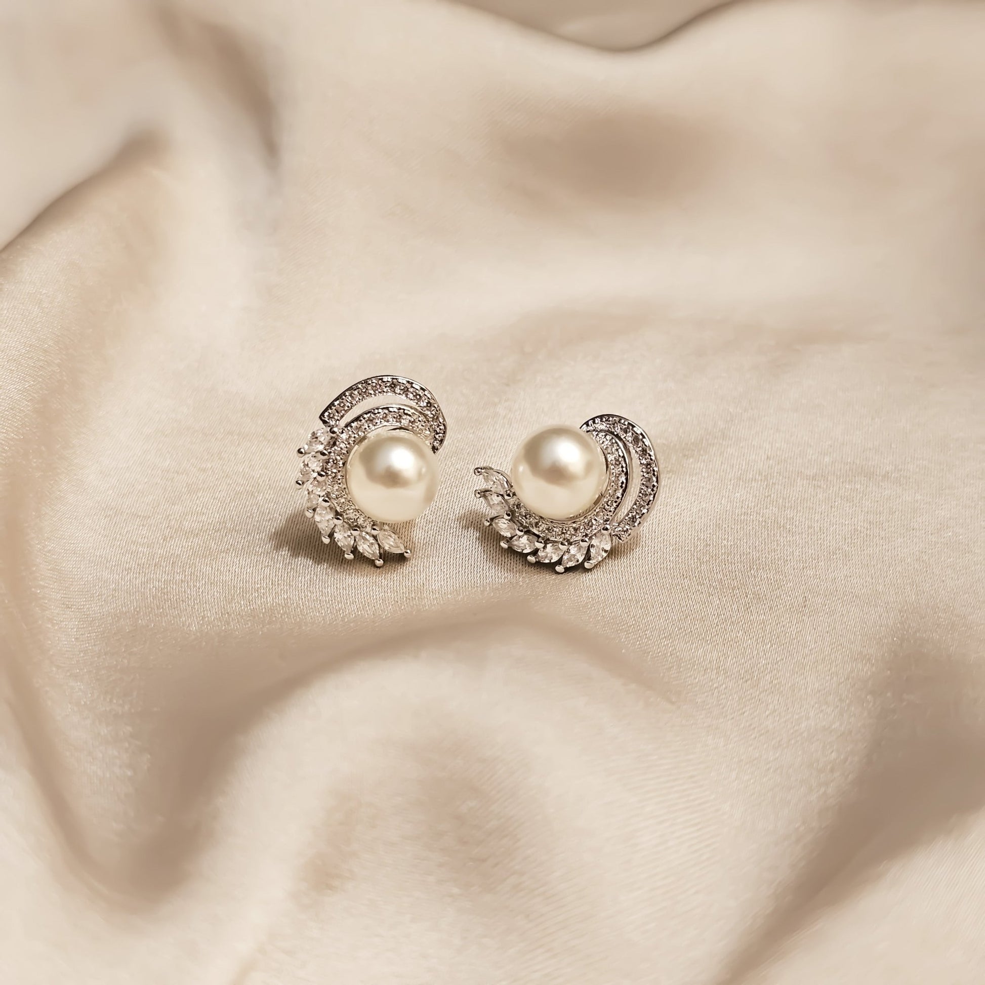 Diamond Orbit Pearl Loop - FAH Jewelry