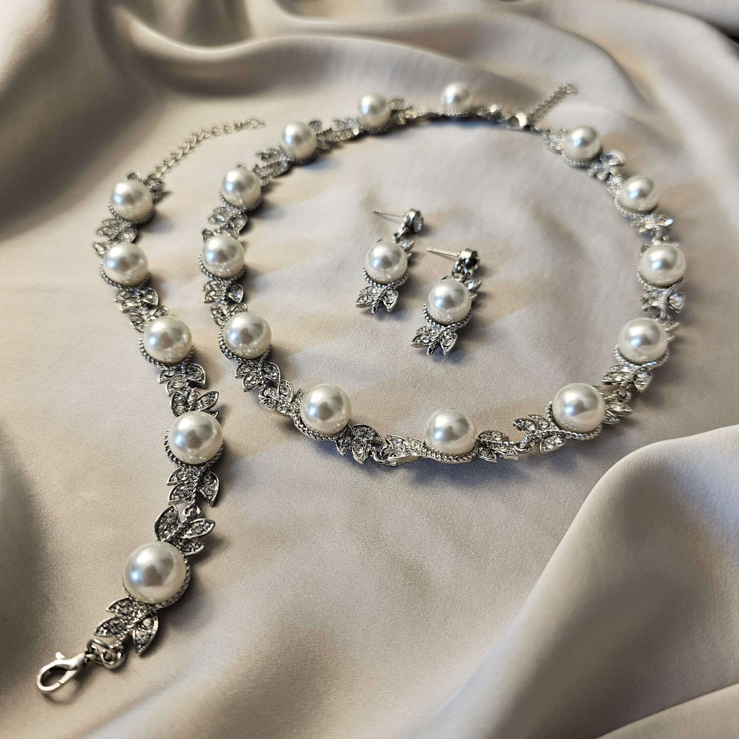 Luxurious Silver - Tone Faux Pearl & Rhinestone Flower - Shaped Jewelry Set with Braclet - FAH Jewelry