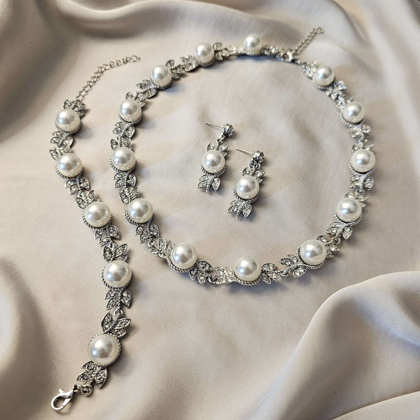 Luxurious Silver - Tone Faux Pearl & Rhinestone Flower - Shaped Jewelry Set with Braclet - FAH Jewelry