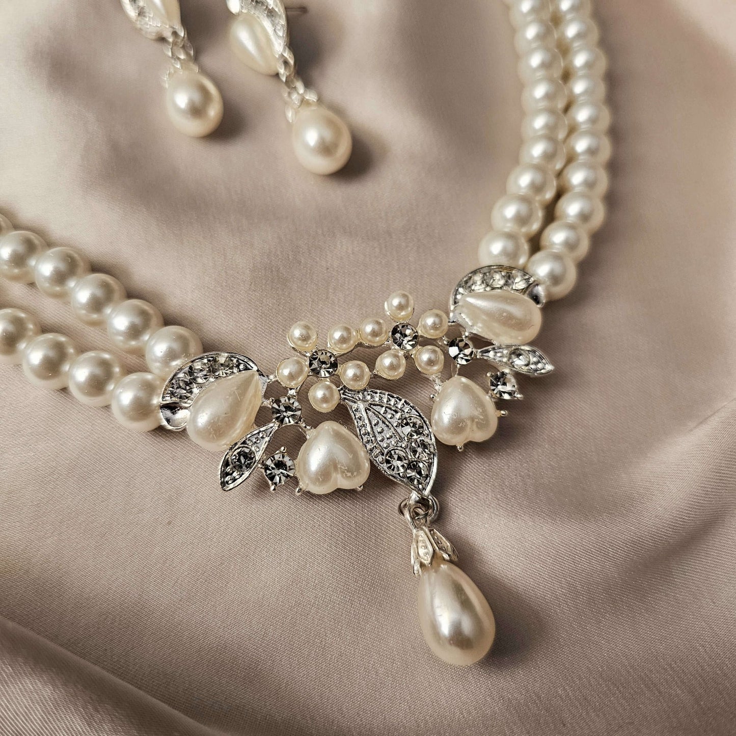 Luxury White Color Inlaid Crystal Glass Imitation Pearl Necklace - FAH Jewelry
