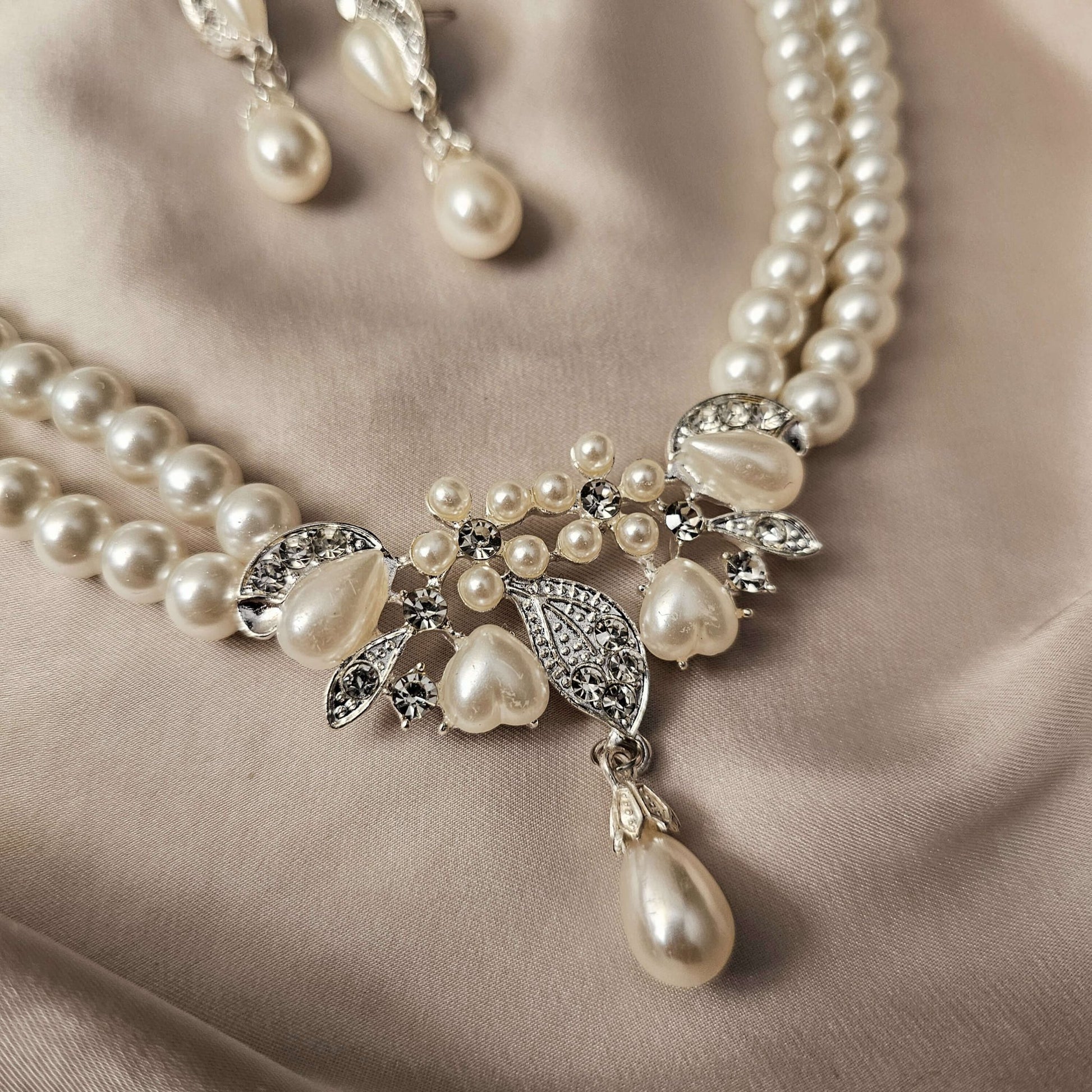 Luxury White Color Inlaid Crystal Glass Imitation Pearl Necklace - FAH Jewelry