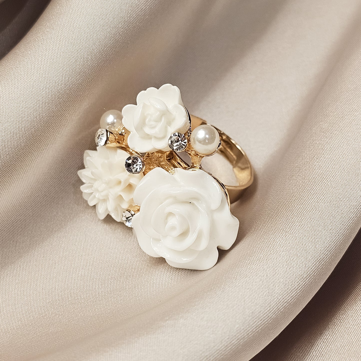 Eliante White Flower Ring