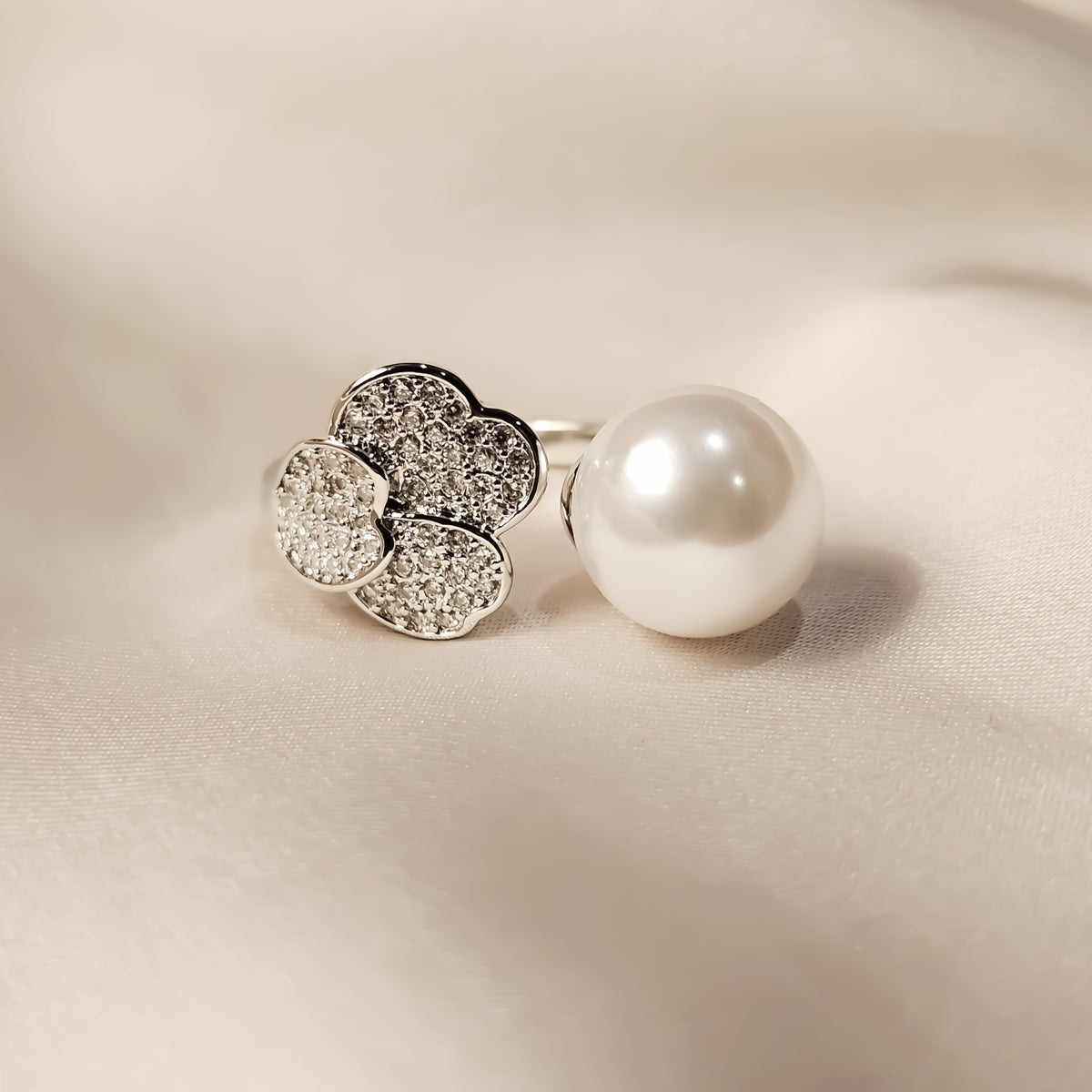 Luxury Petals Big Pearl Ring