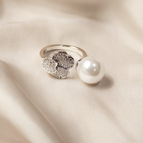 Luxury Petals Big Pearl Ring