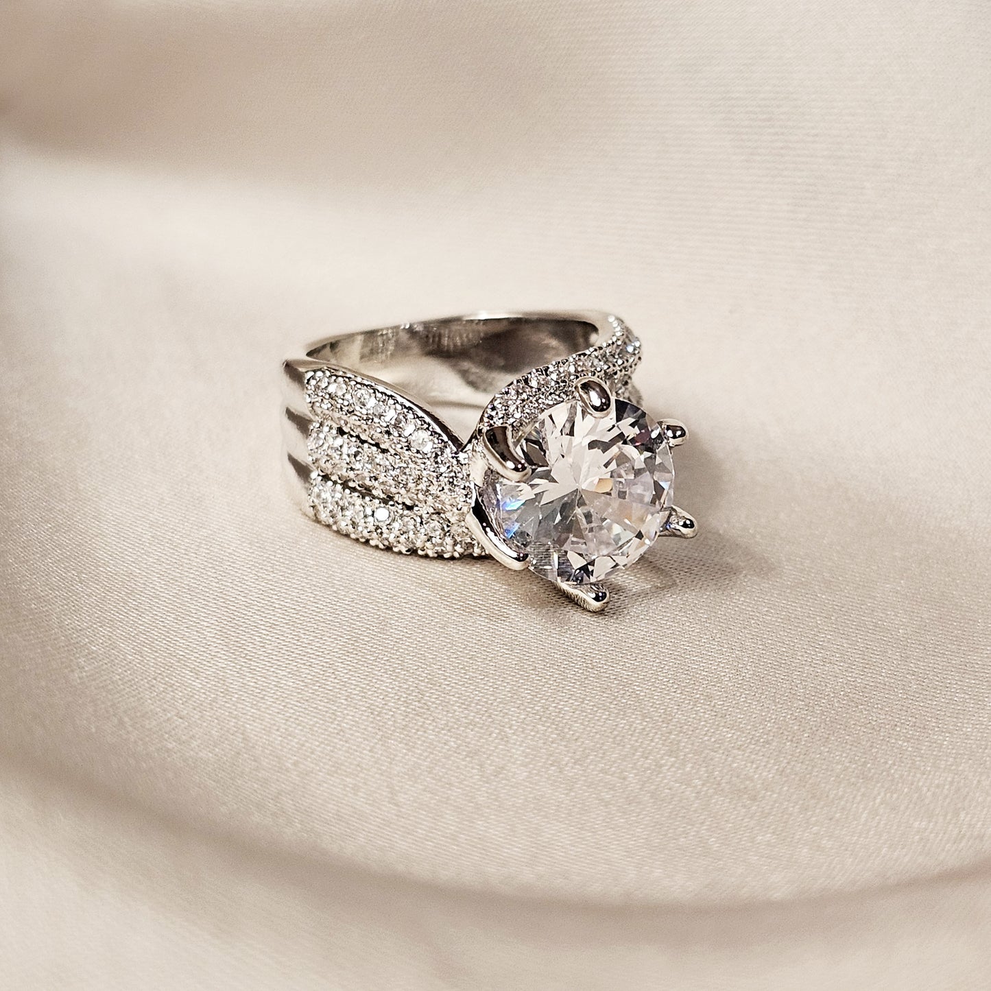 Appealing Luxury Halo Cubic Zirconia Ring