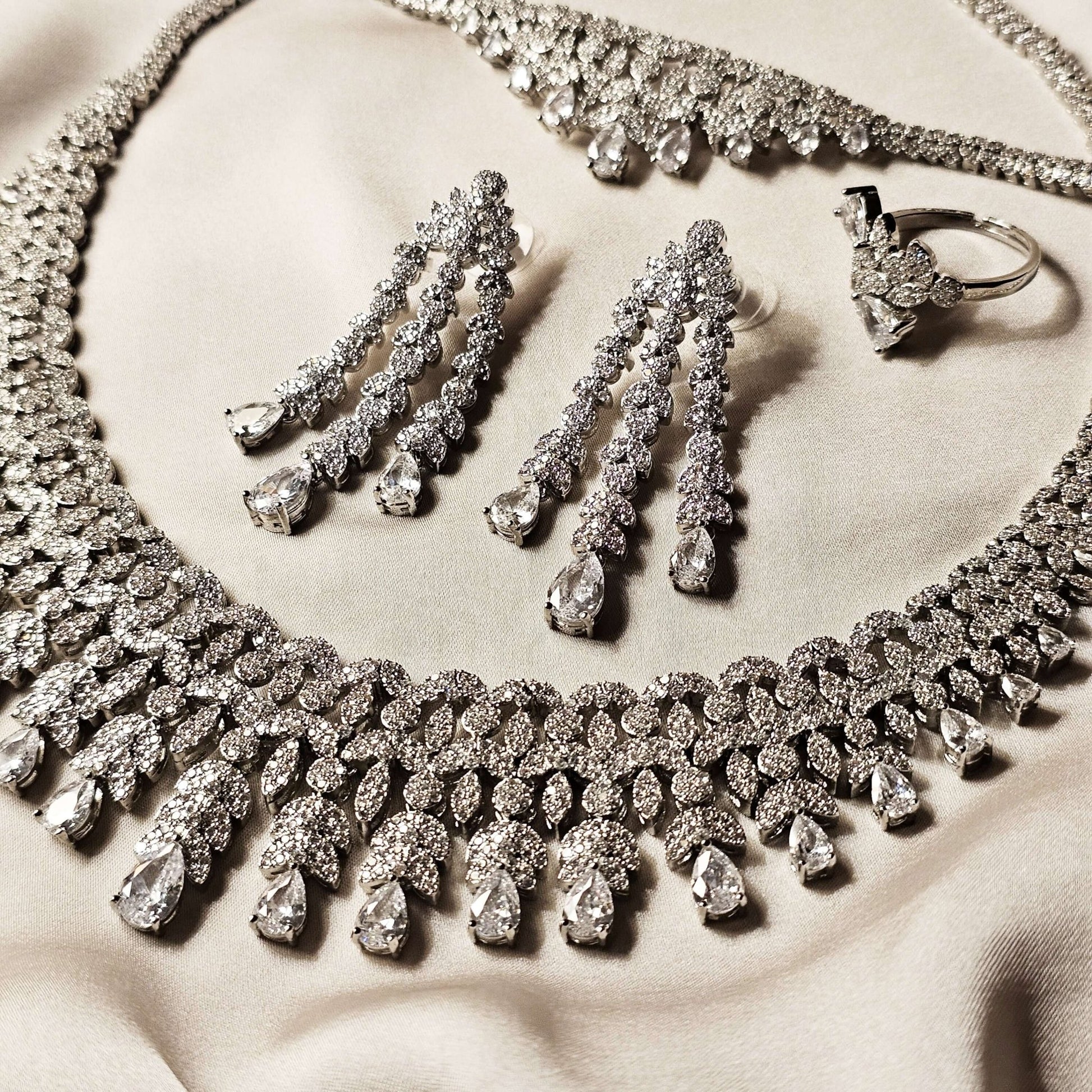 Royal Brilliant Cut Diamond Neklace Set With Ring And Breclet - FAH Jewelry