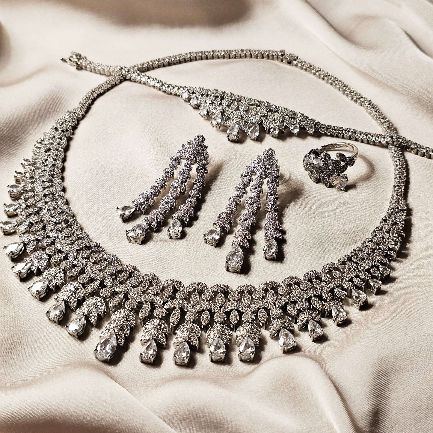 Royal Brilliant Cut Diamond Neklace Set With Ring And Breclet - FAH Jewelry
