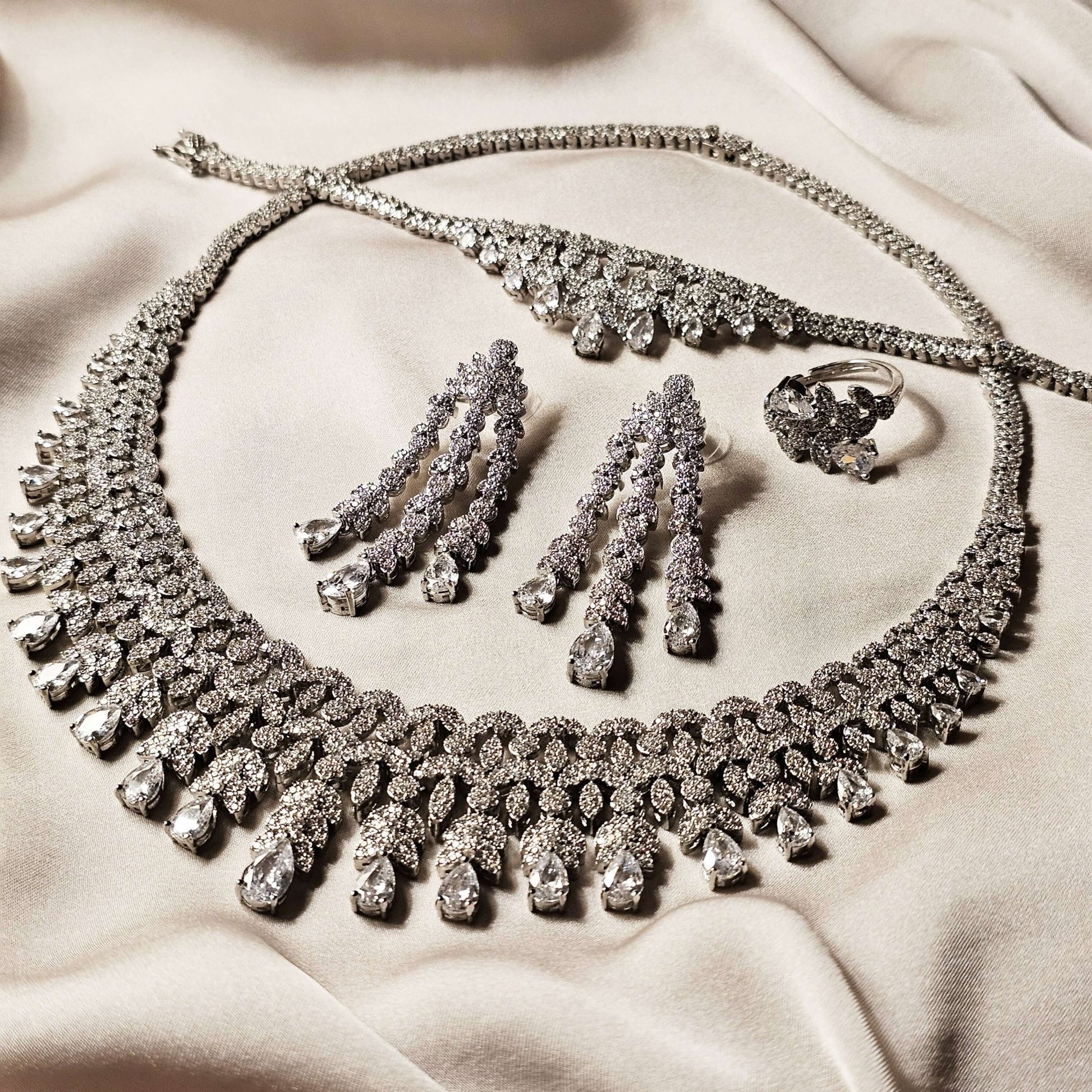 Royal Brilliant Cut Diamond Neklace Set With Ring And Breclet - FAH Jewelry