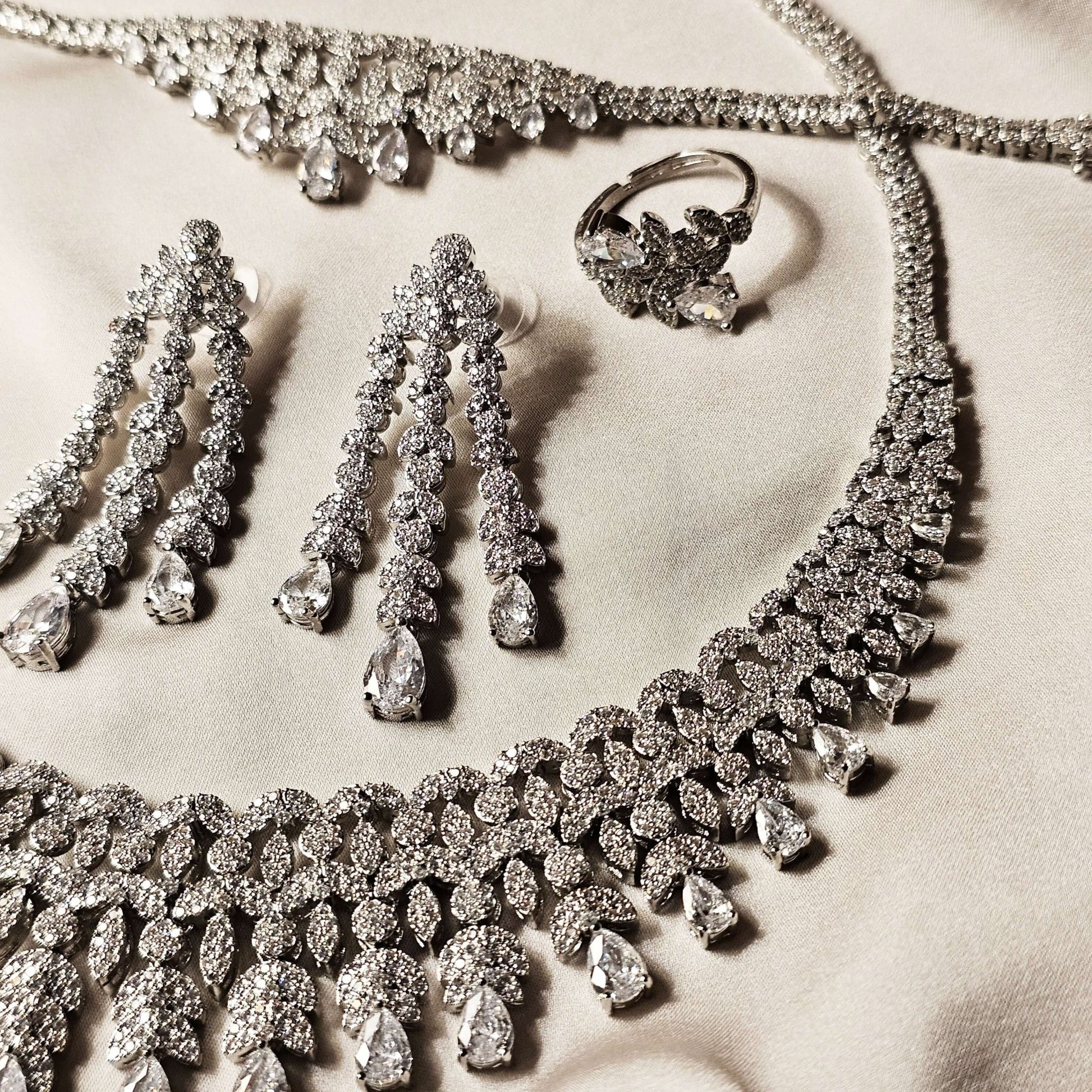 Royal Brilliant Cut Diamond Neklace Set With Ring And Breclet - FAH Jewelry
