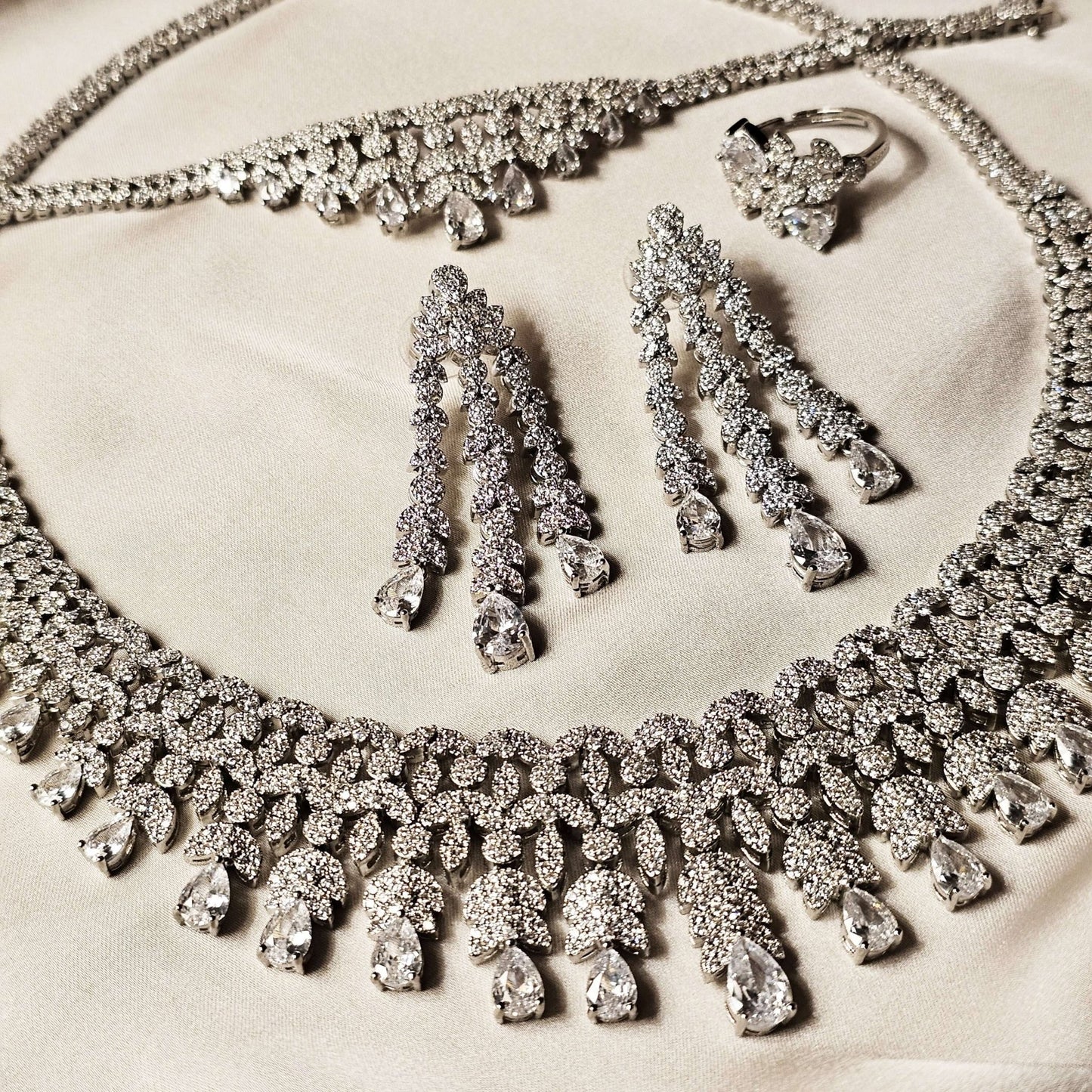 Royal Brilliant Cut Diamond Neklace Set With Ring And Breclet - FAH Jewelry