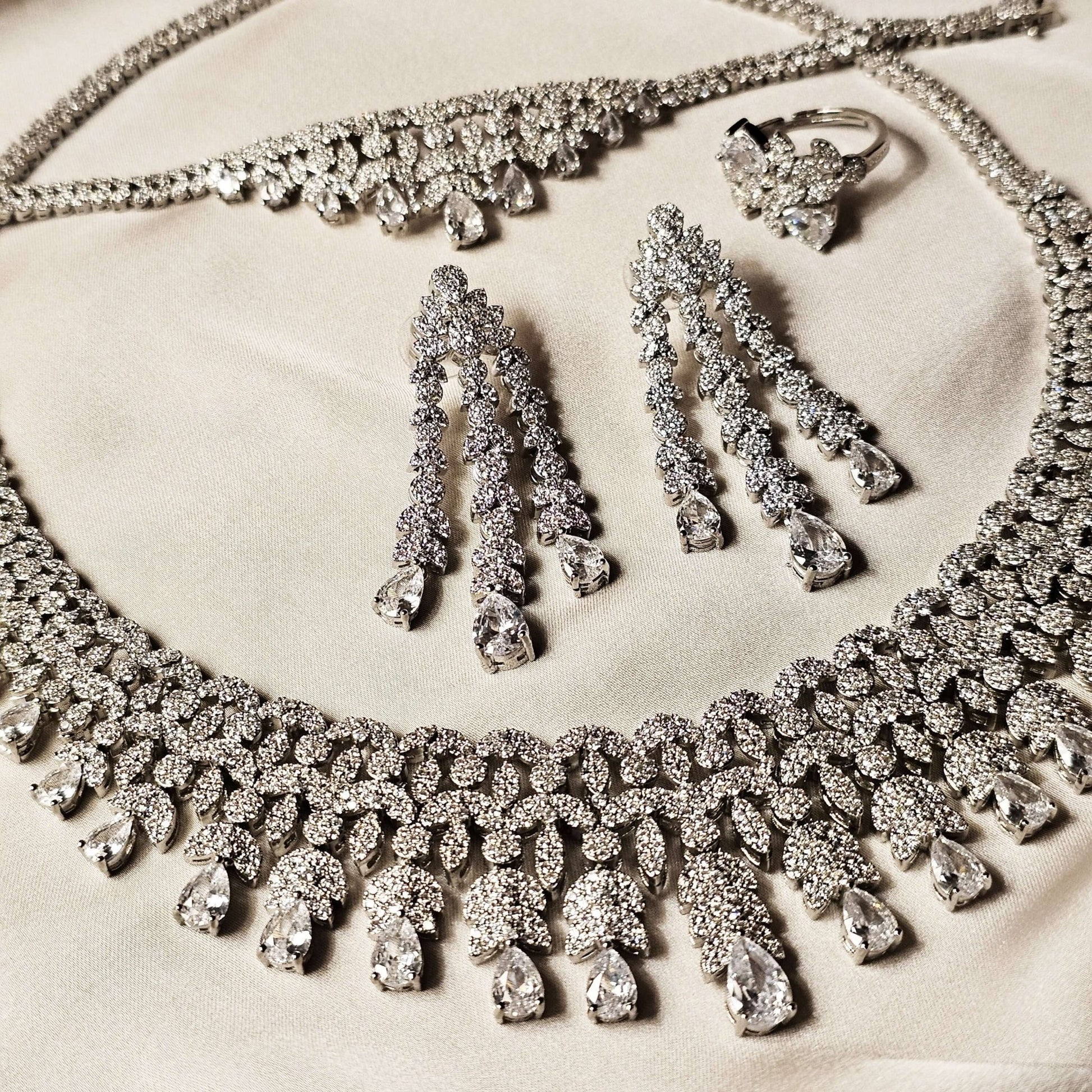 Royal Brilliant Cut Diamond Neklace Set With Ring And Breclet - FAH Jewelry