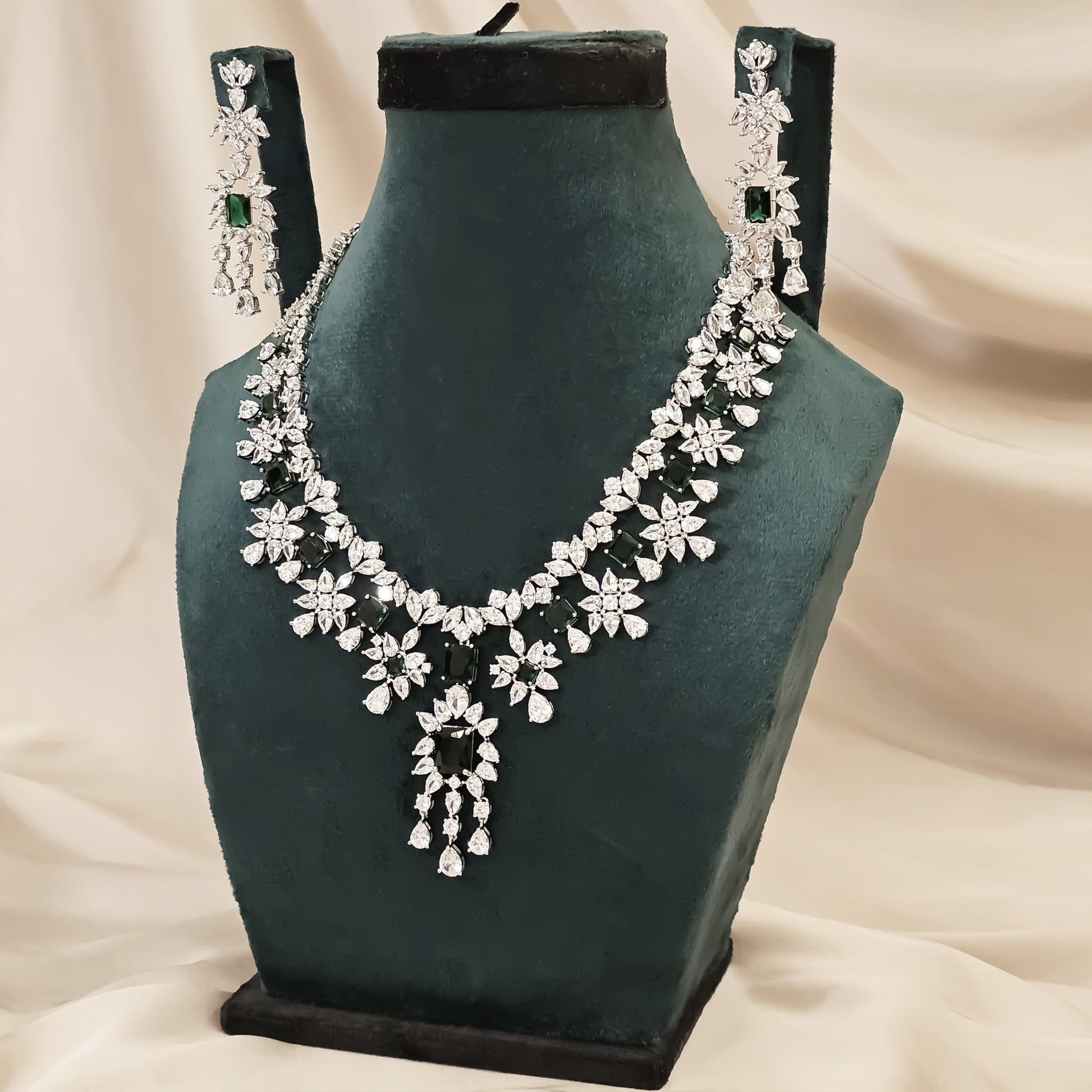 Royal Emerald Star - FAH Jewelry