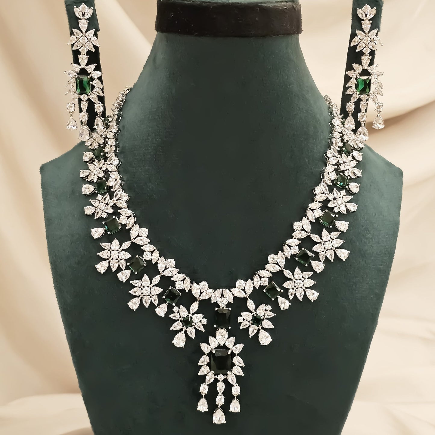 Royal Emerald Star - FAH Jewelry