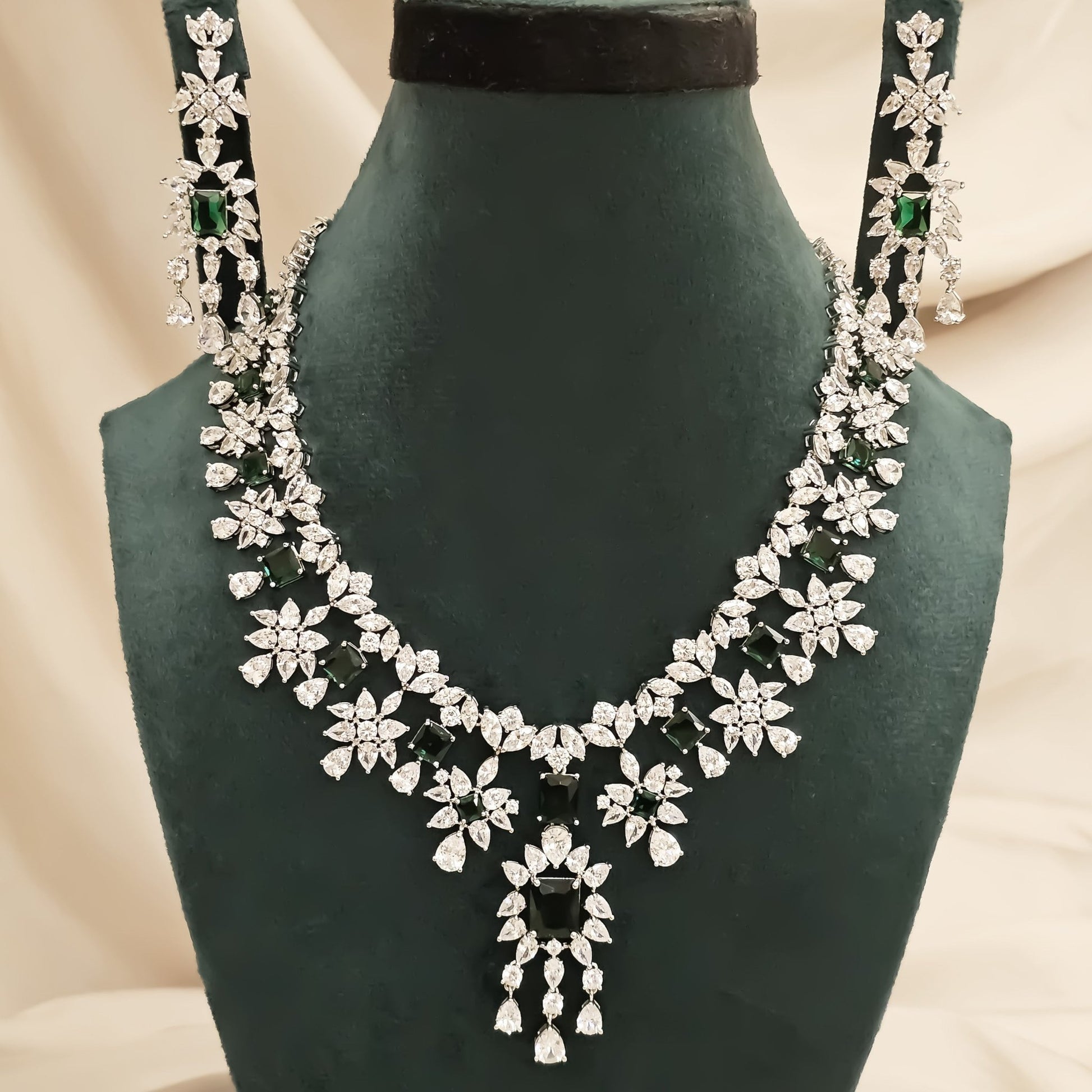 Royal Emerald Star - FAH Jewelry