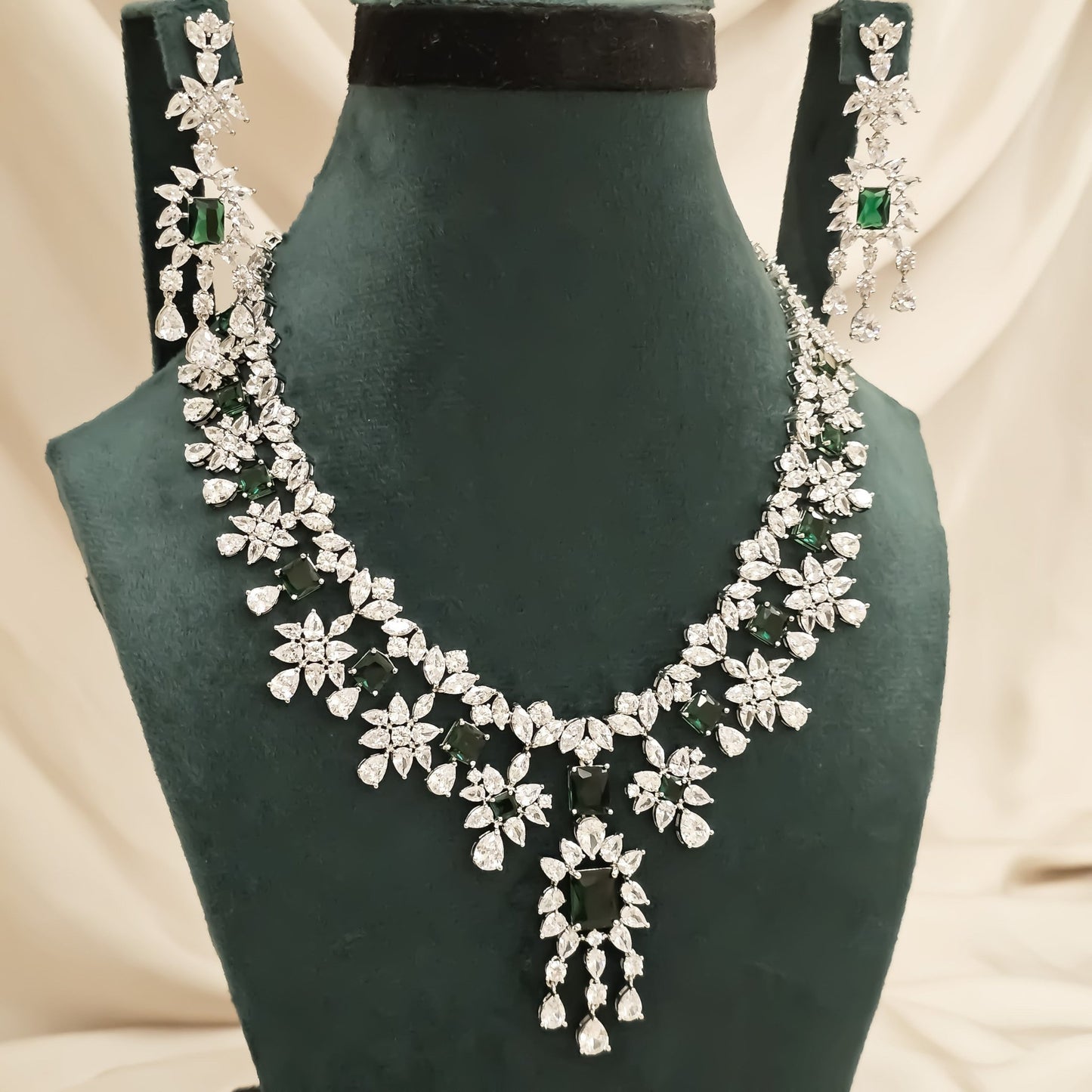 Royal Emerald Star - FAH Jewelry
