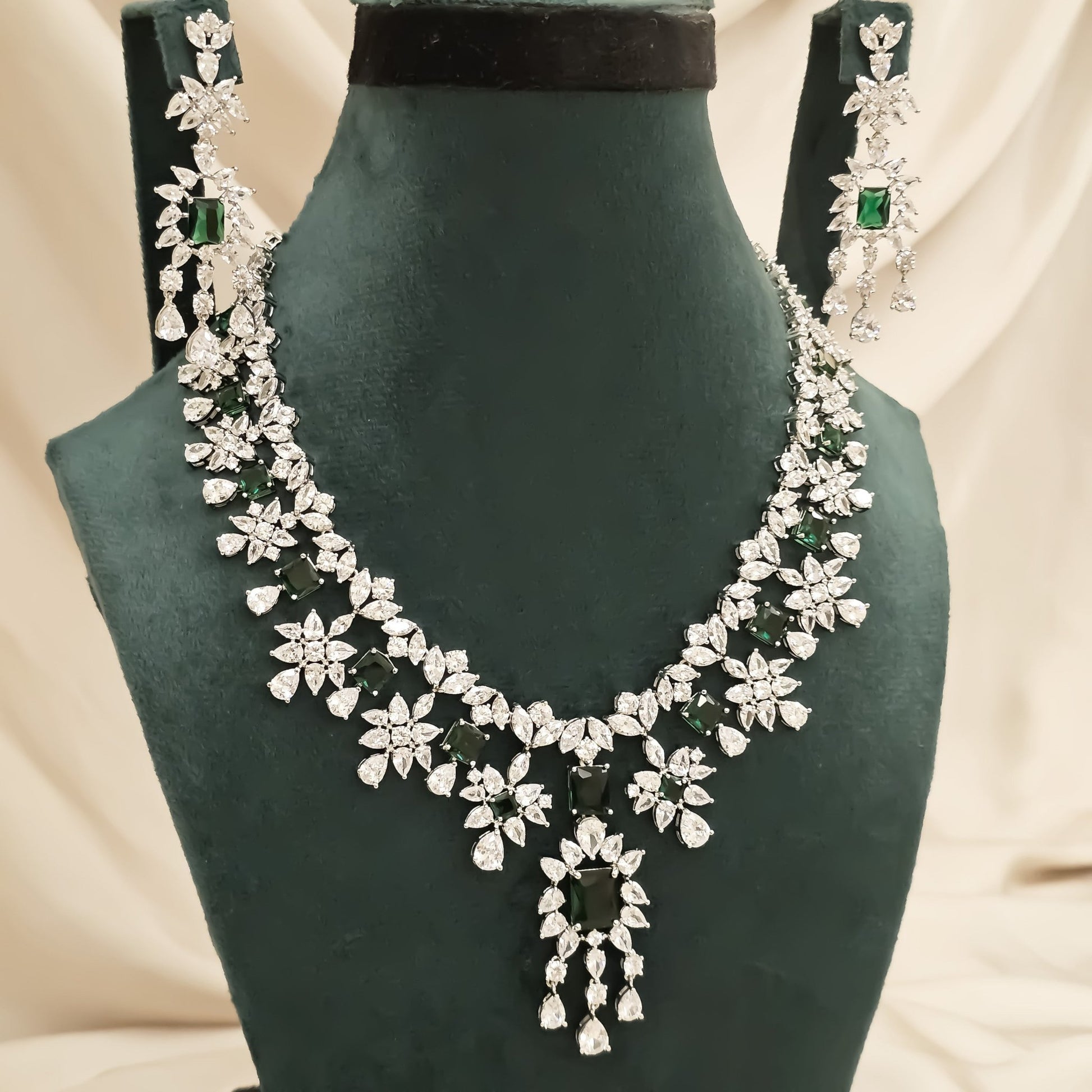 Royal Emerald Star - FAH Jewelry